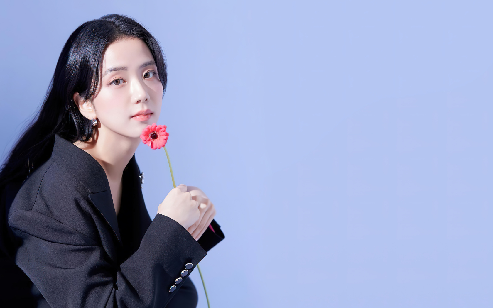Певица Ким Джи Су с цветком на сером фоне