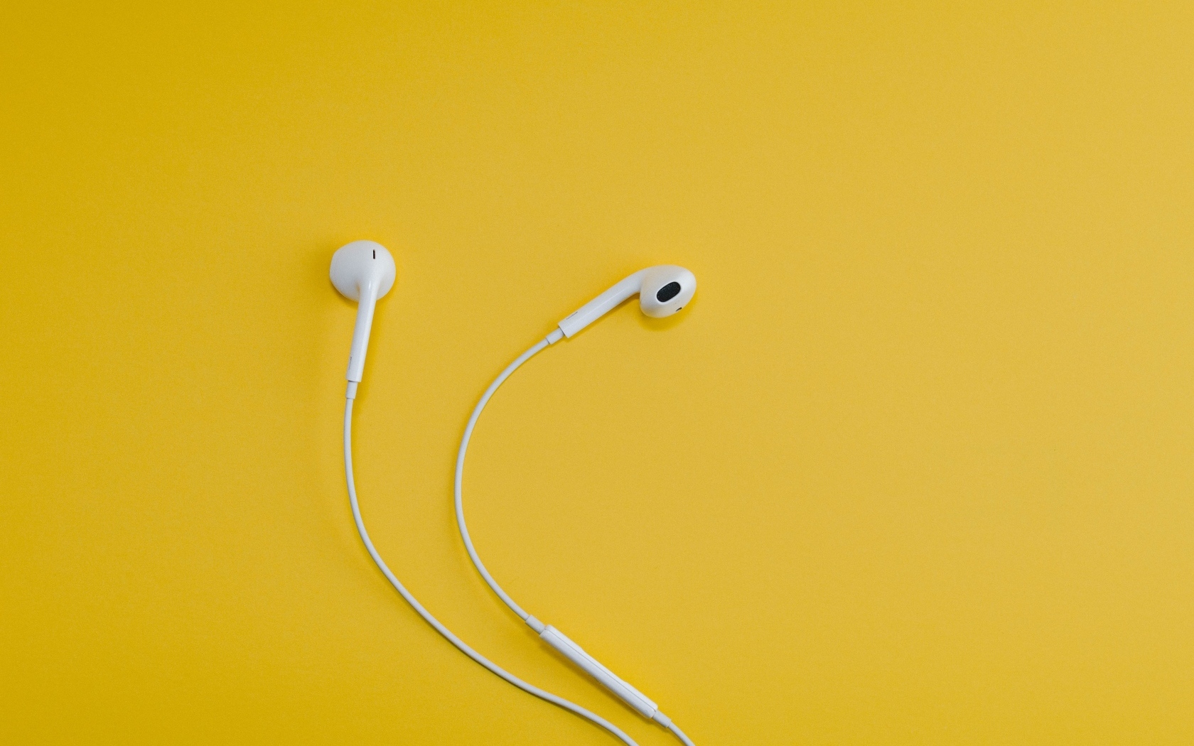 Белые наушники на желтом фоне