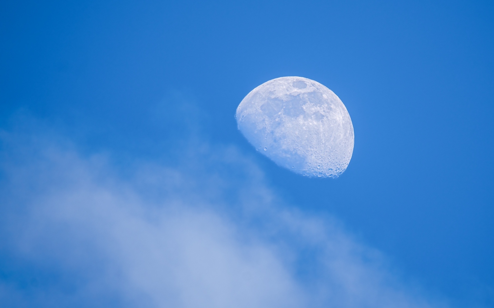 Красивая белая луна в голубом небе