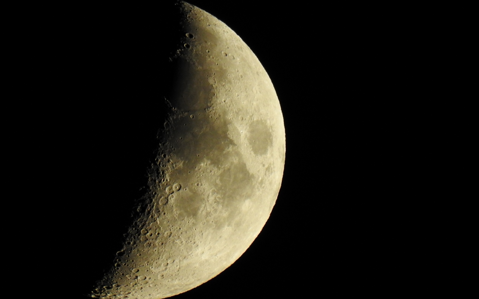 Затмение большой луны на черном фоне