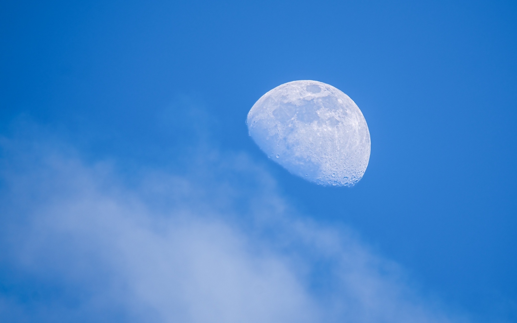 Большая белая луна в голубом небе