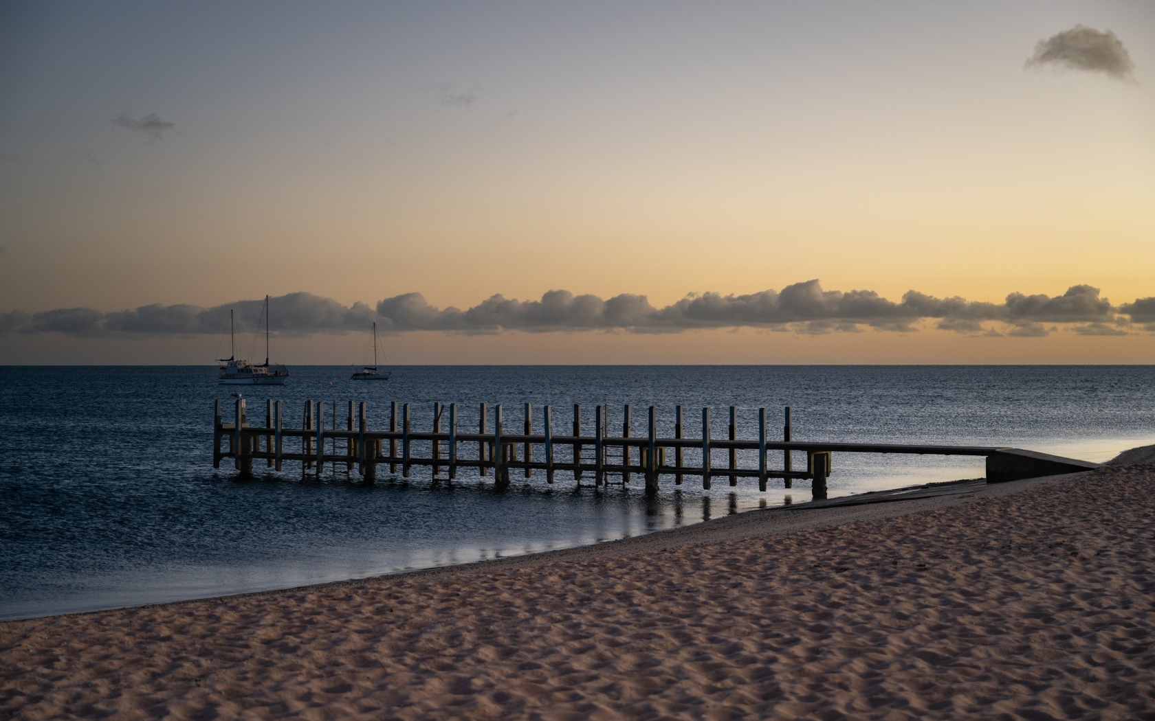 Песок на пляже у спокойного моря