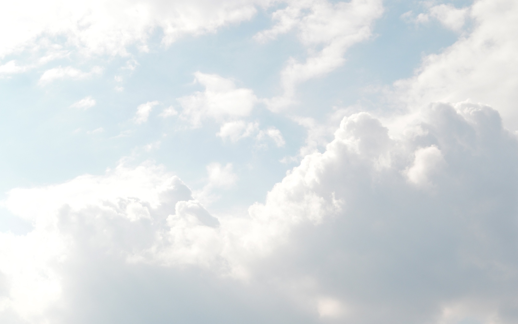 Белые пушистые облака в голубом небе