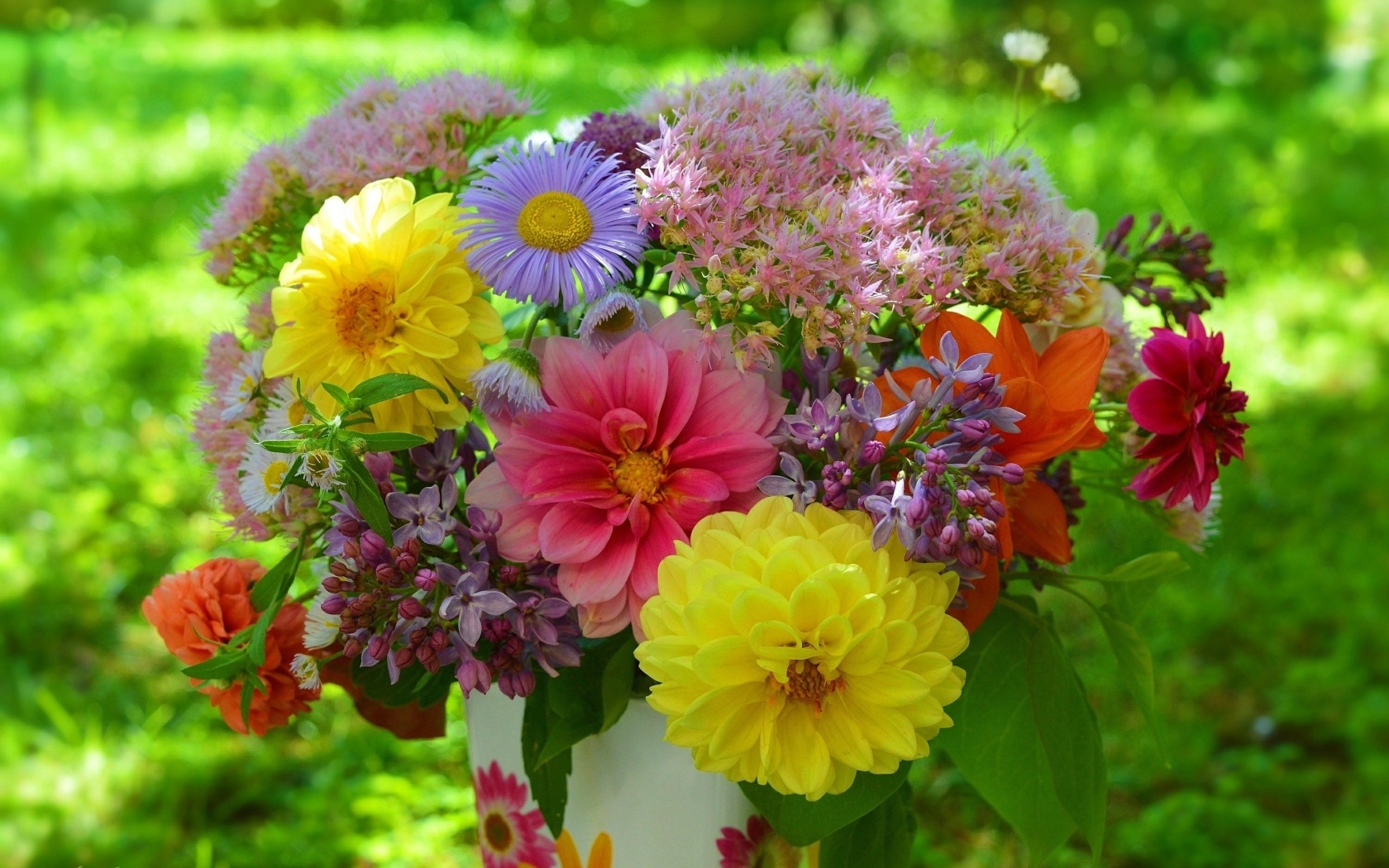 Красивый букет садовых цветов в вазе