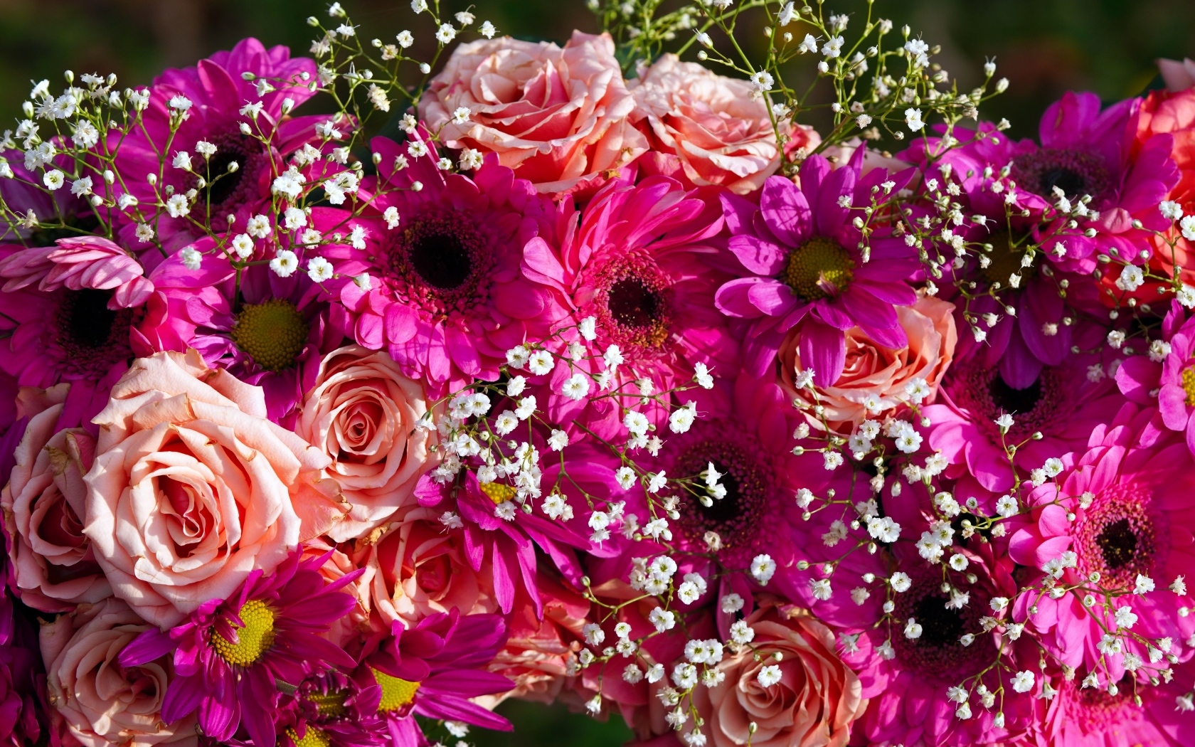 Красивый букет с розовыми розами, хризантемами и герберами