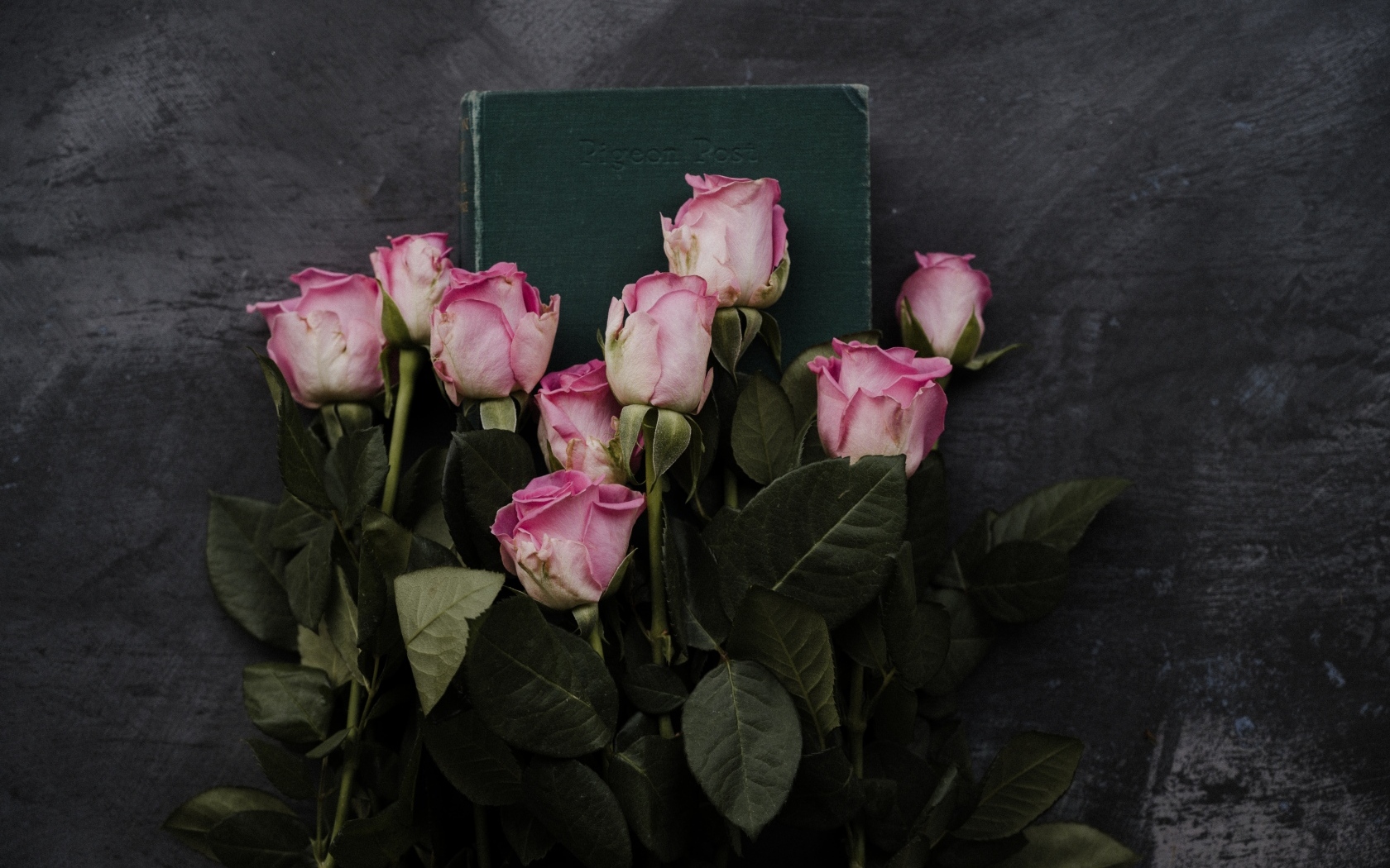Букет розовых роз с книгой на сером столе