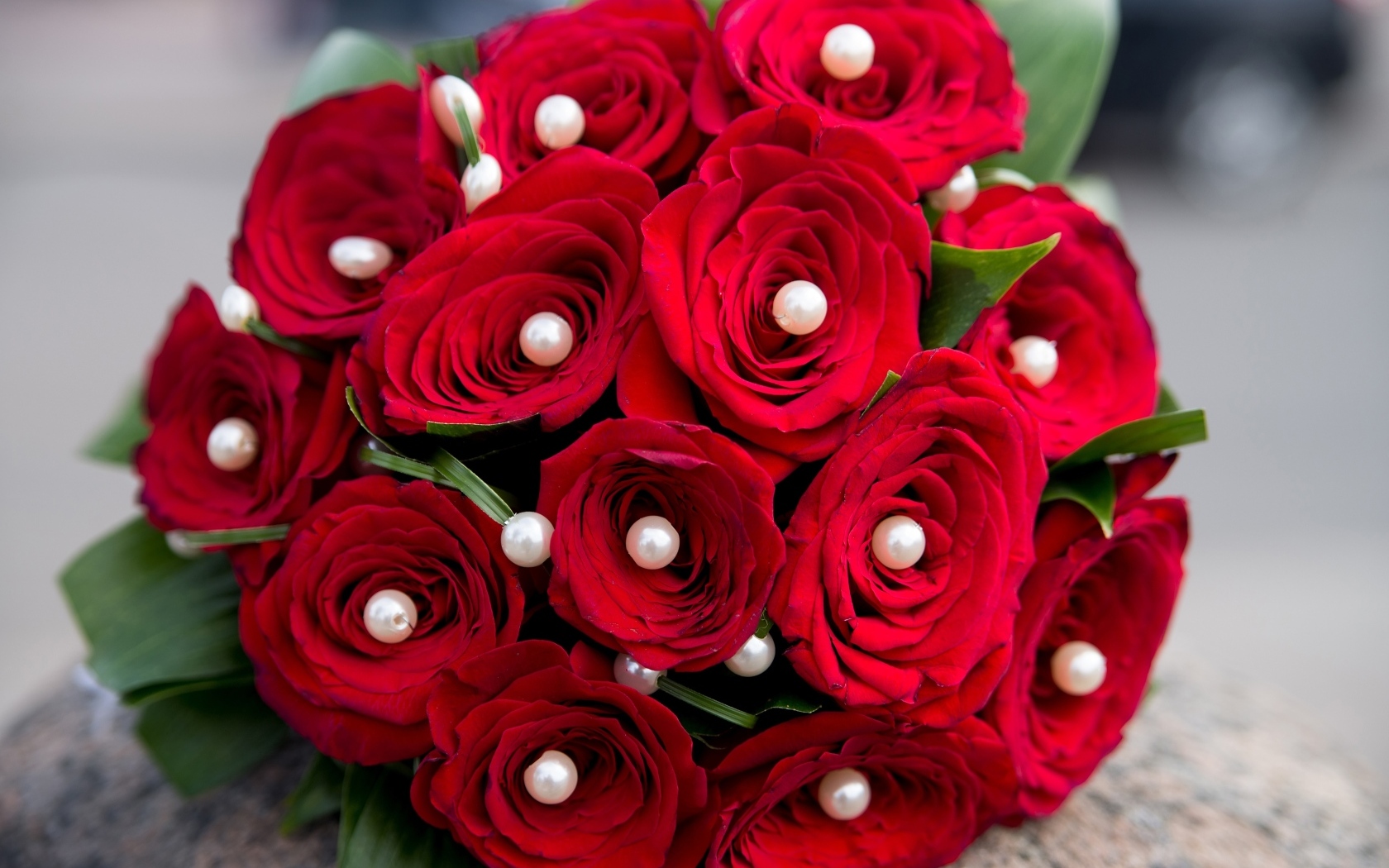 Букет красных роз с жемчугом