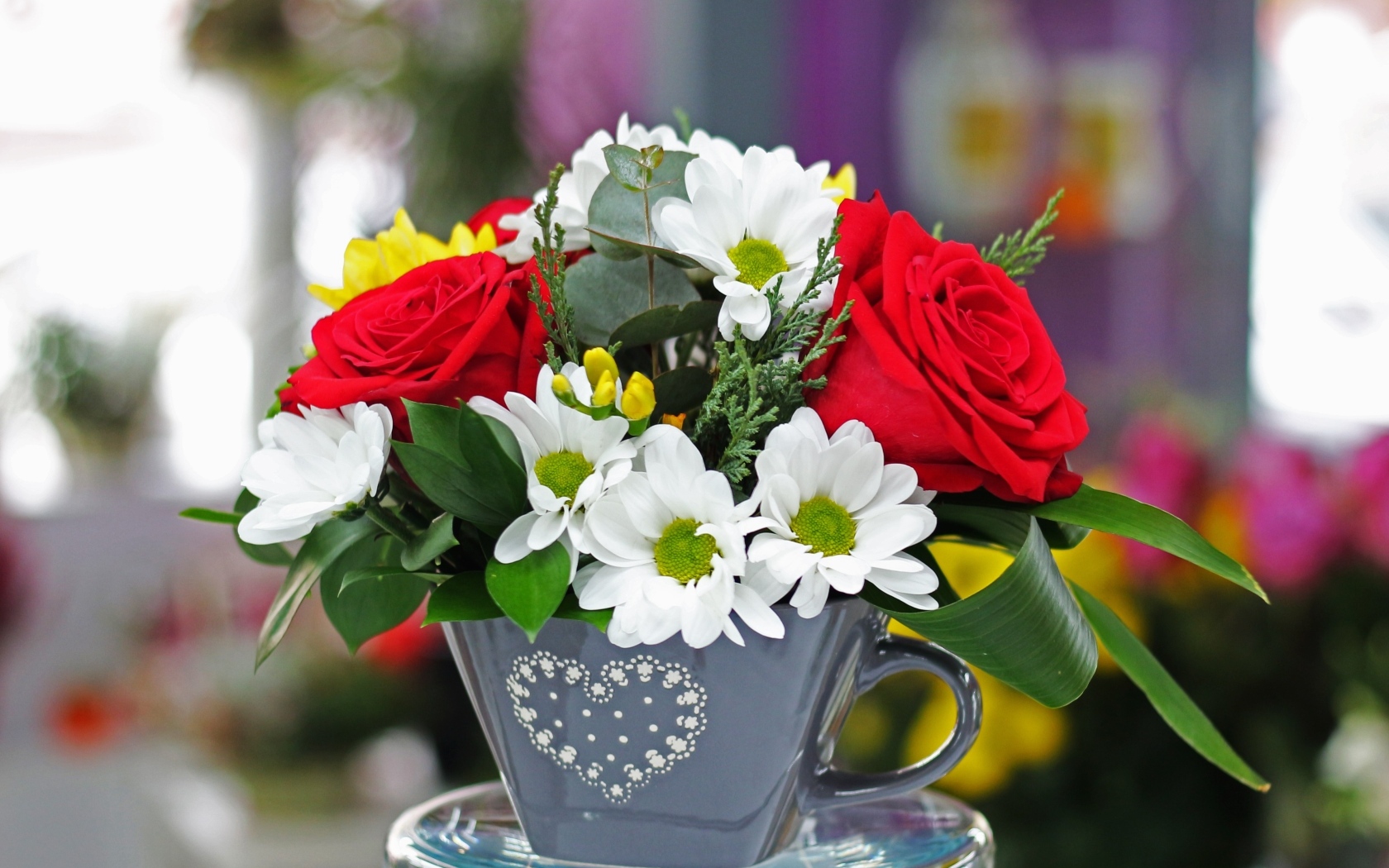 Букет из цветов розы и хризантемы в вазе