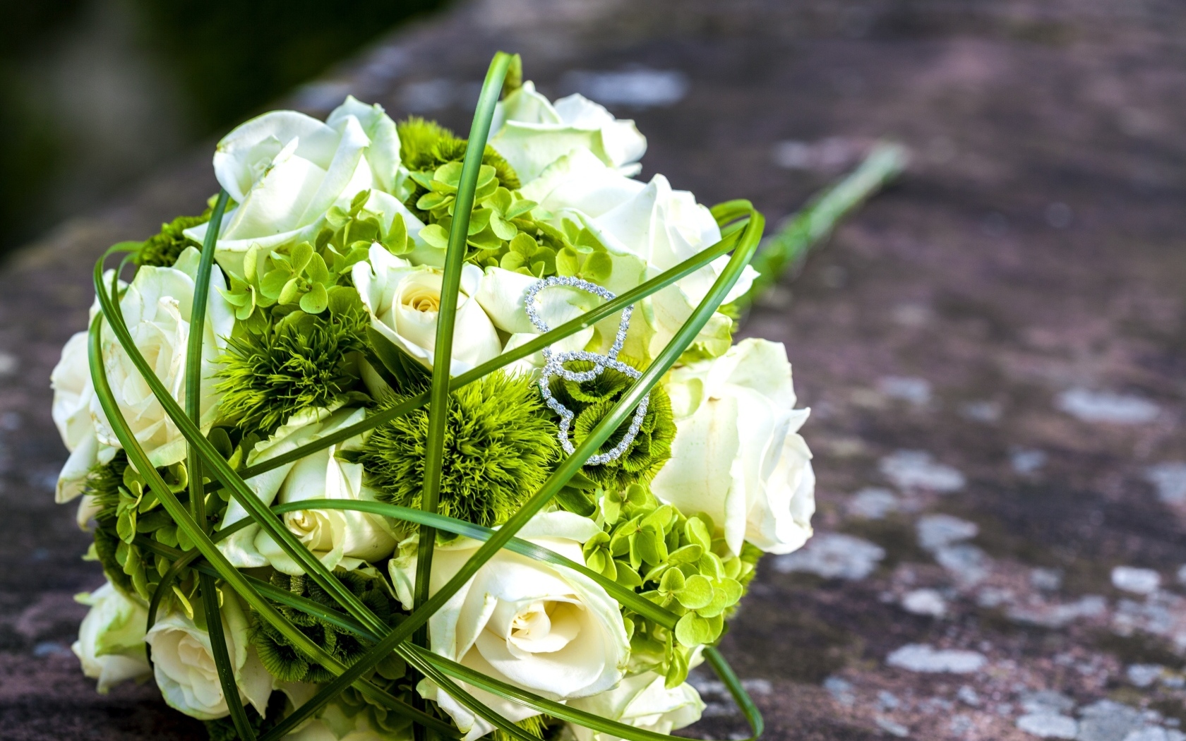 Свадебный букет с белыми розами