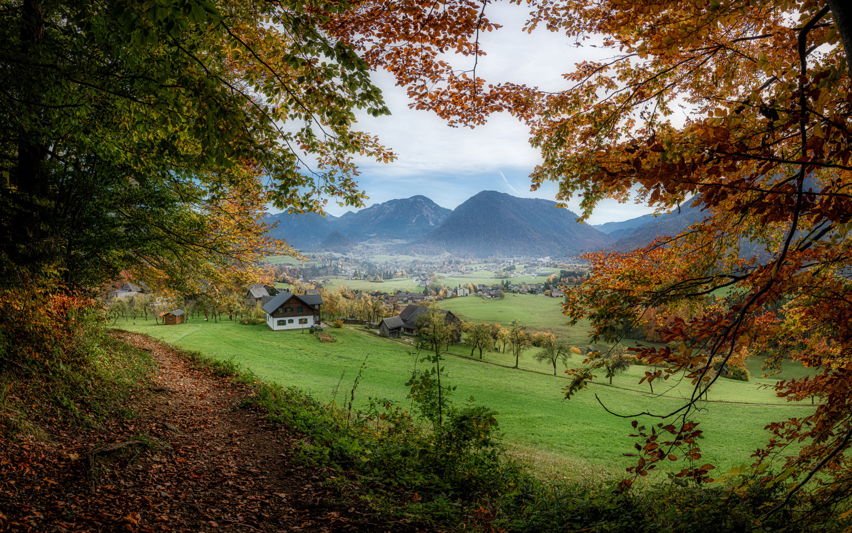 Красивый вид на живописные горы и город