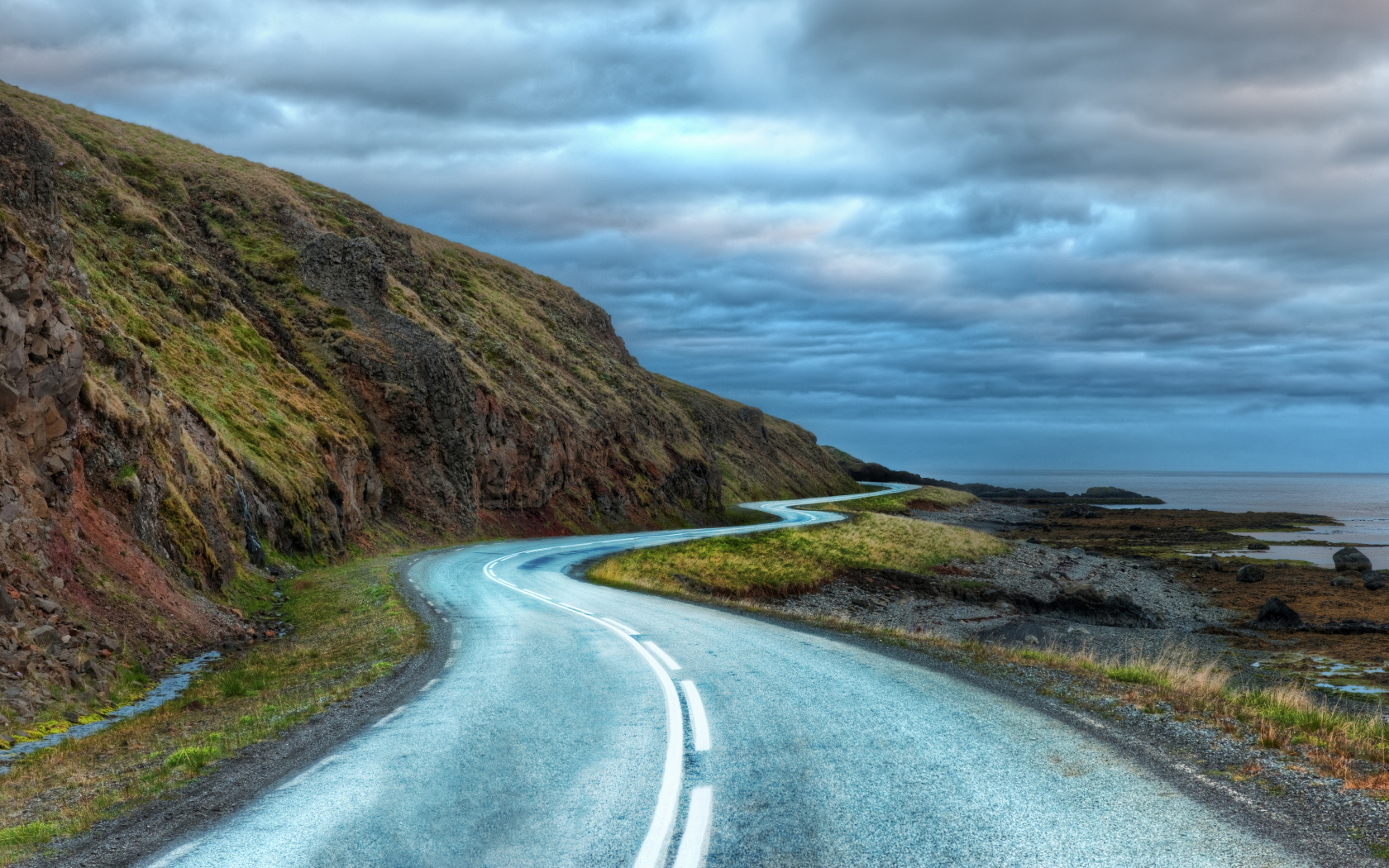 Дорога у гор под грозовым небом