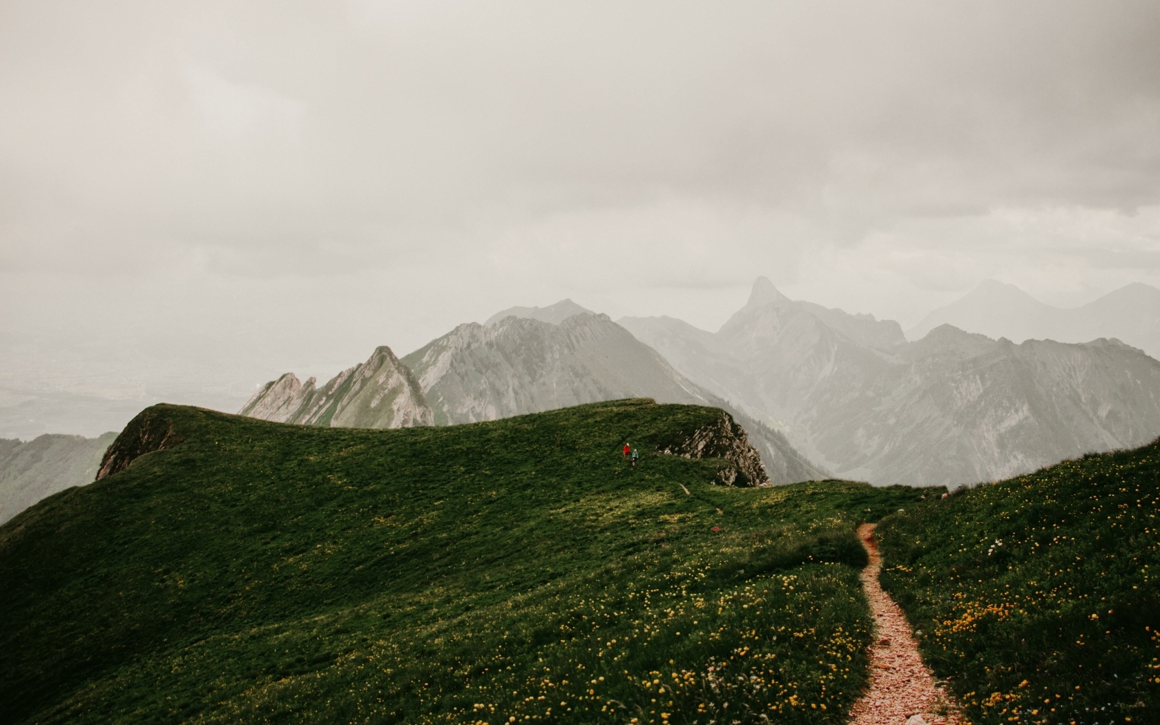 Тропа в покрытых зеленой травой горах