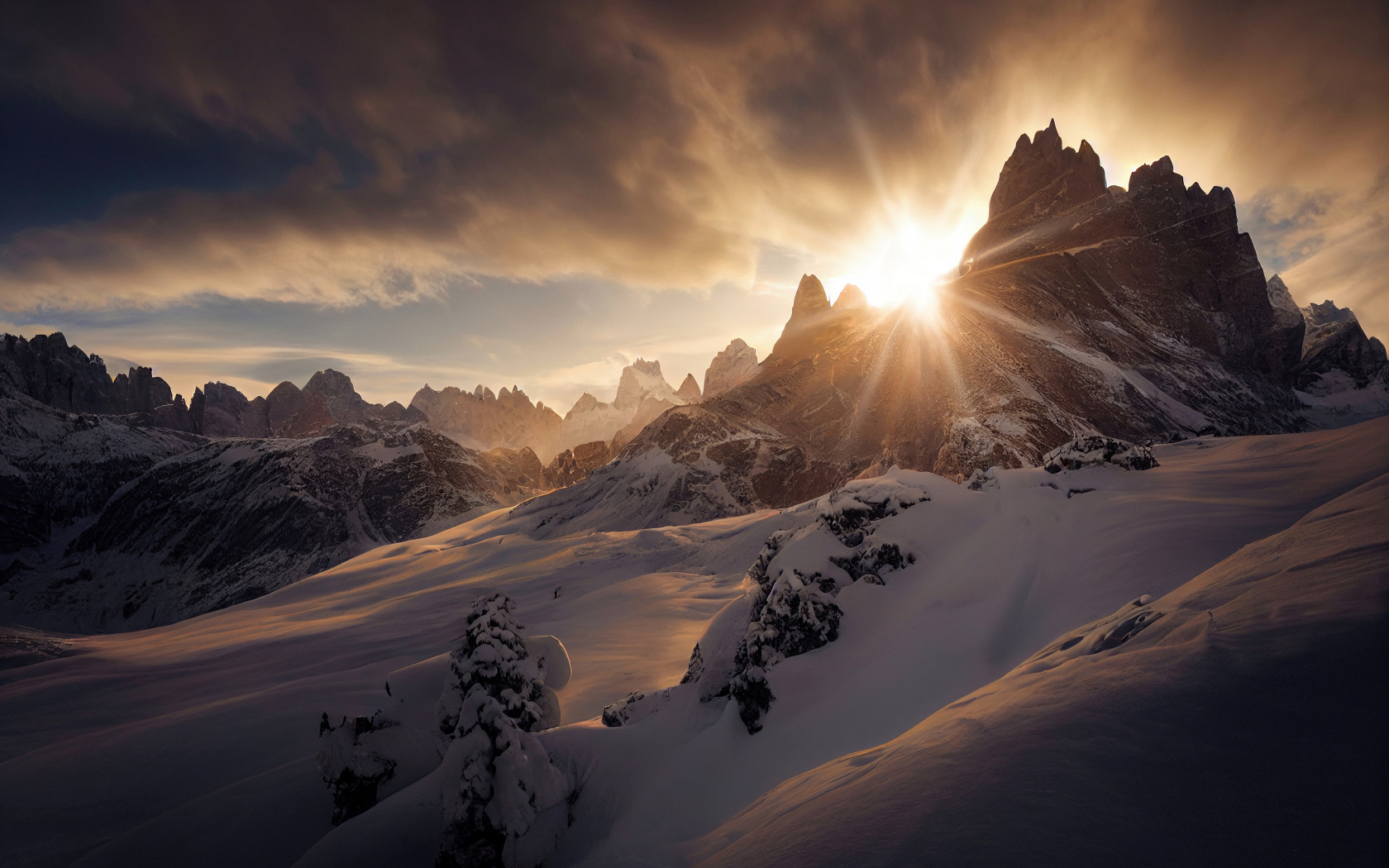 Солнце пробивается сквозь вершину горы