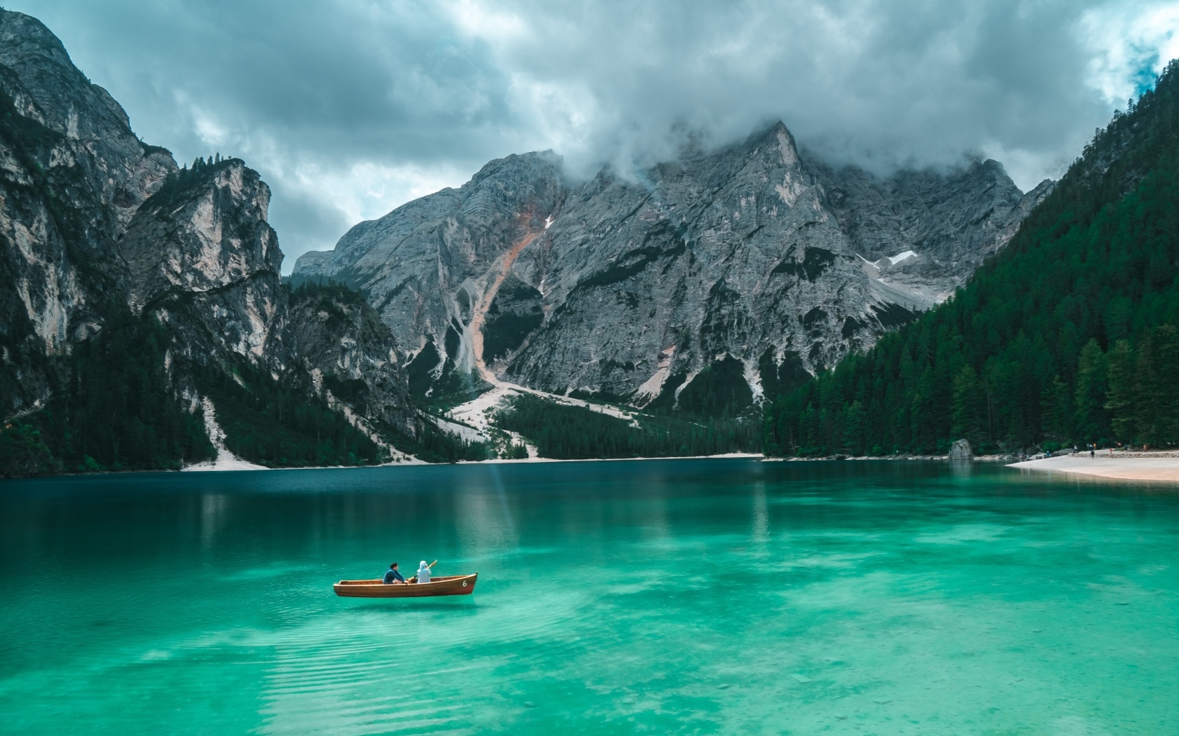 Голубая чистая вода в озере на фоне гор