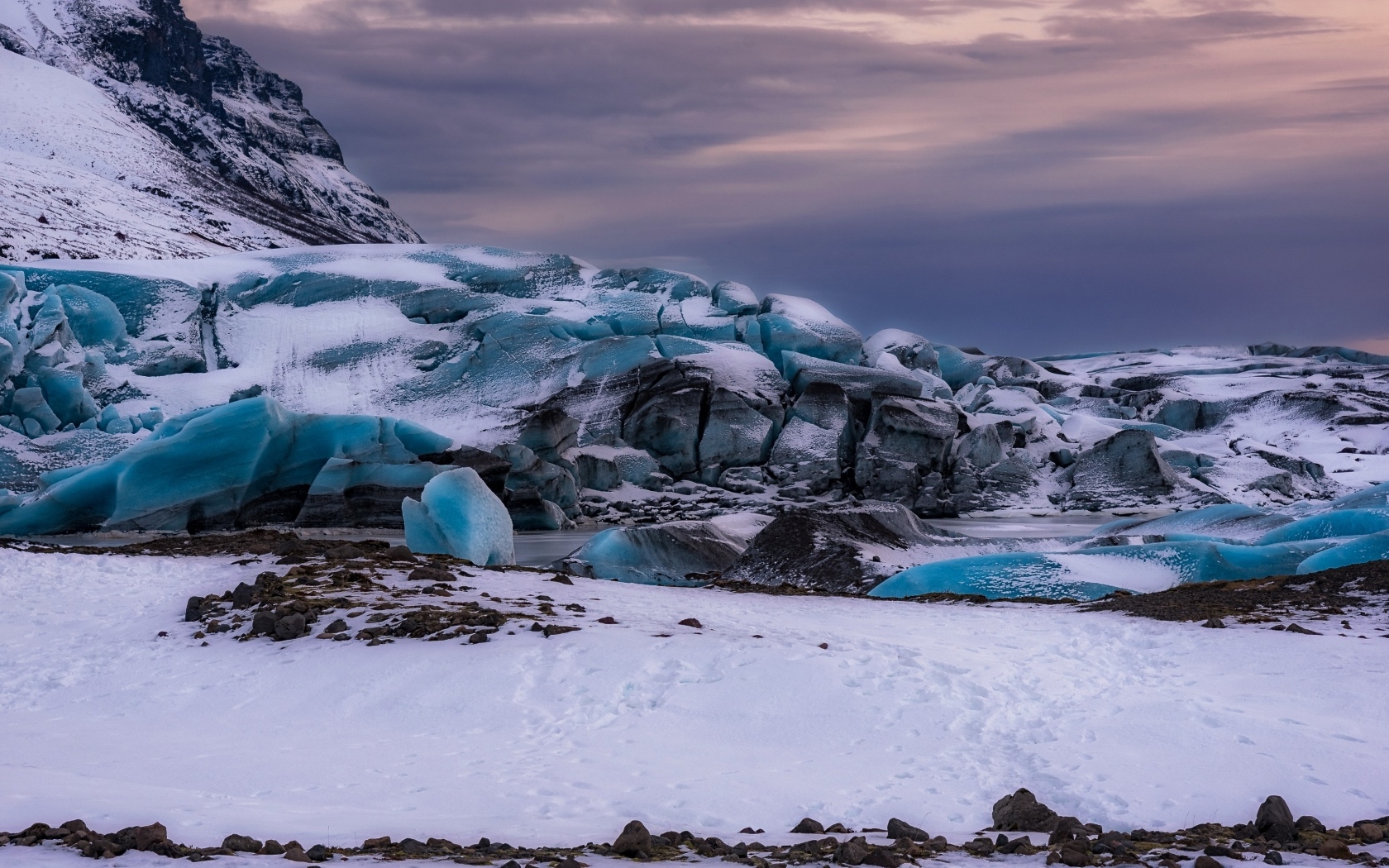 Заледеневшие глыбы на берегу