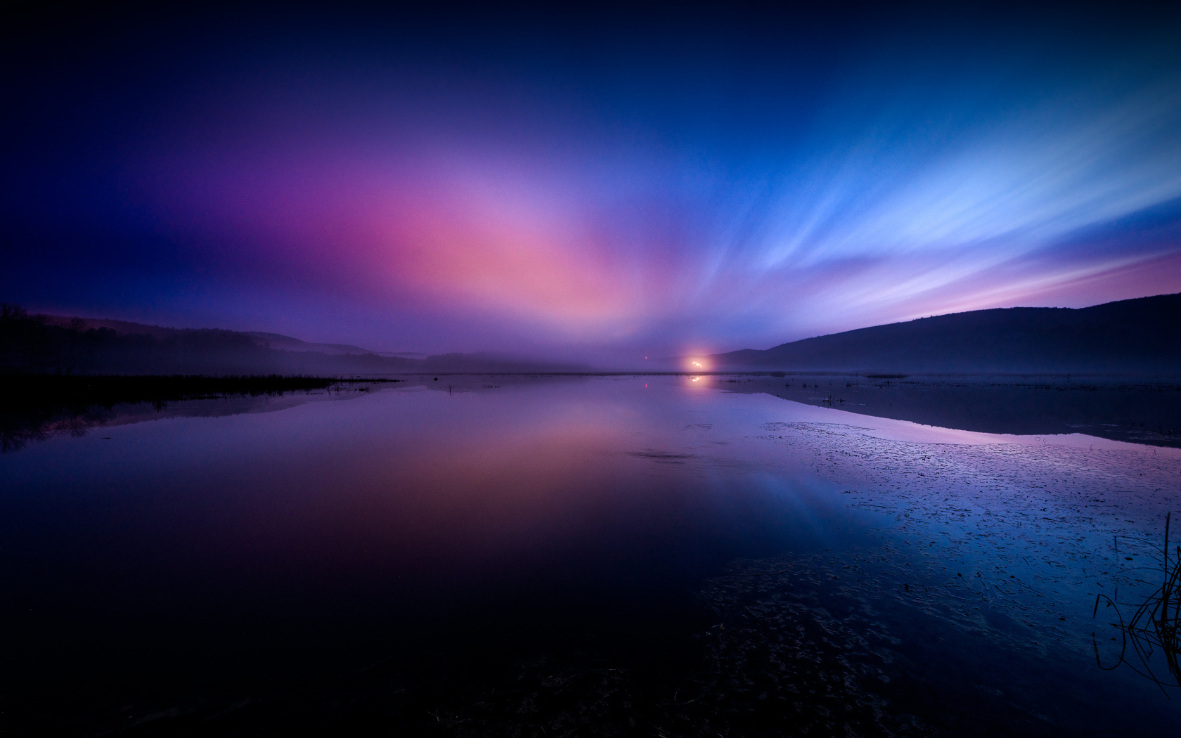 Фиолетовое красивое небо над водой