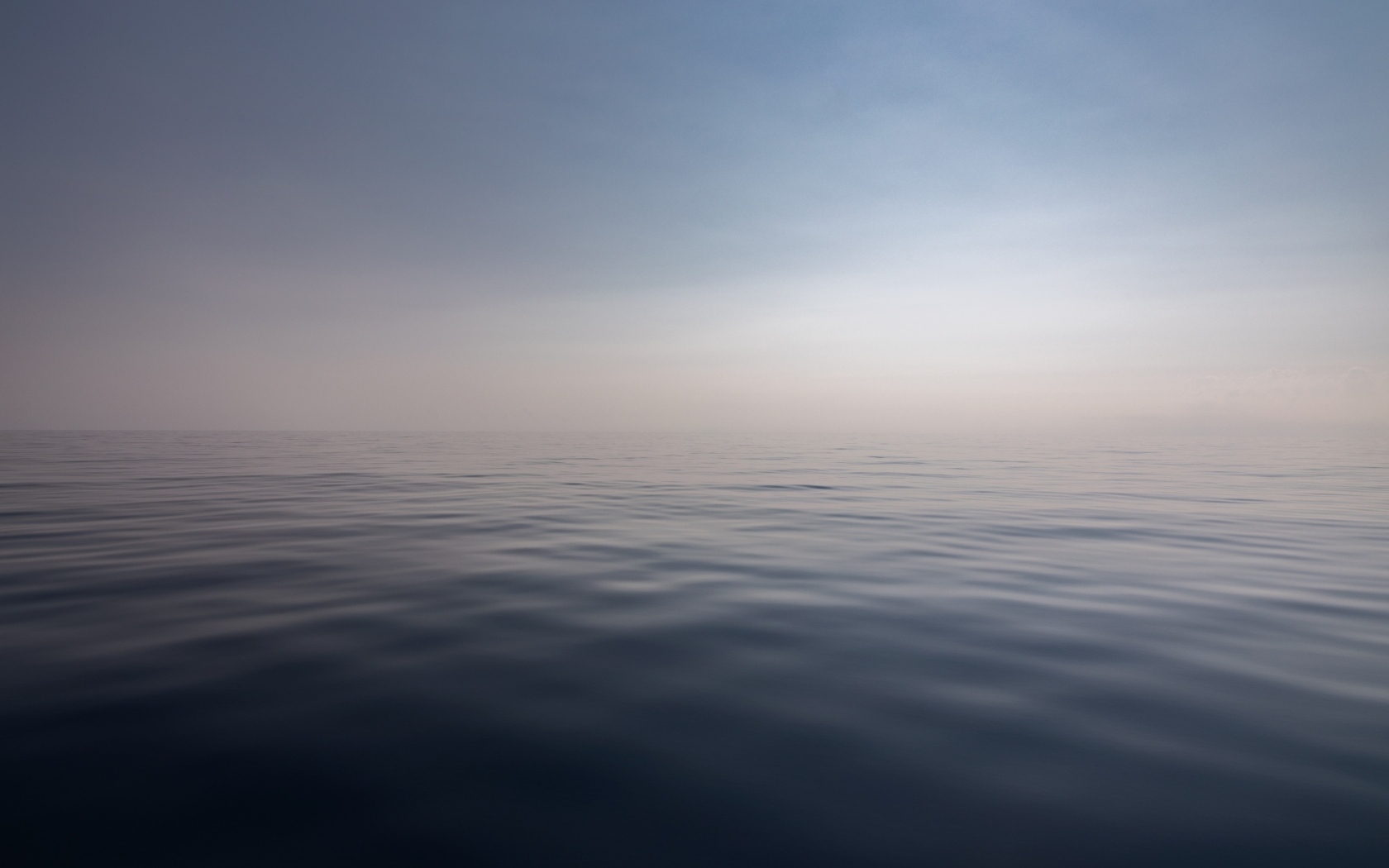 Морская гладь на фоне голубого неба