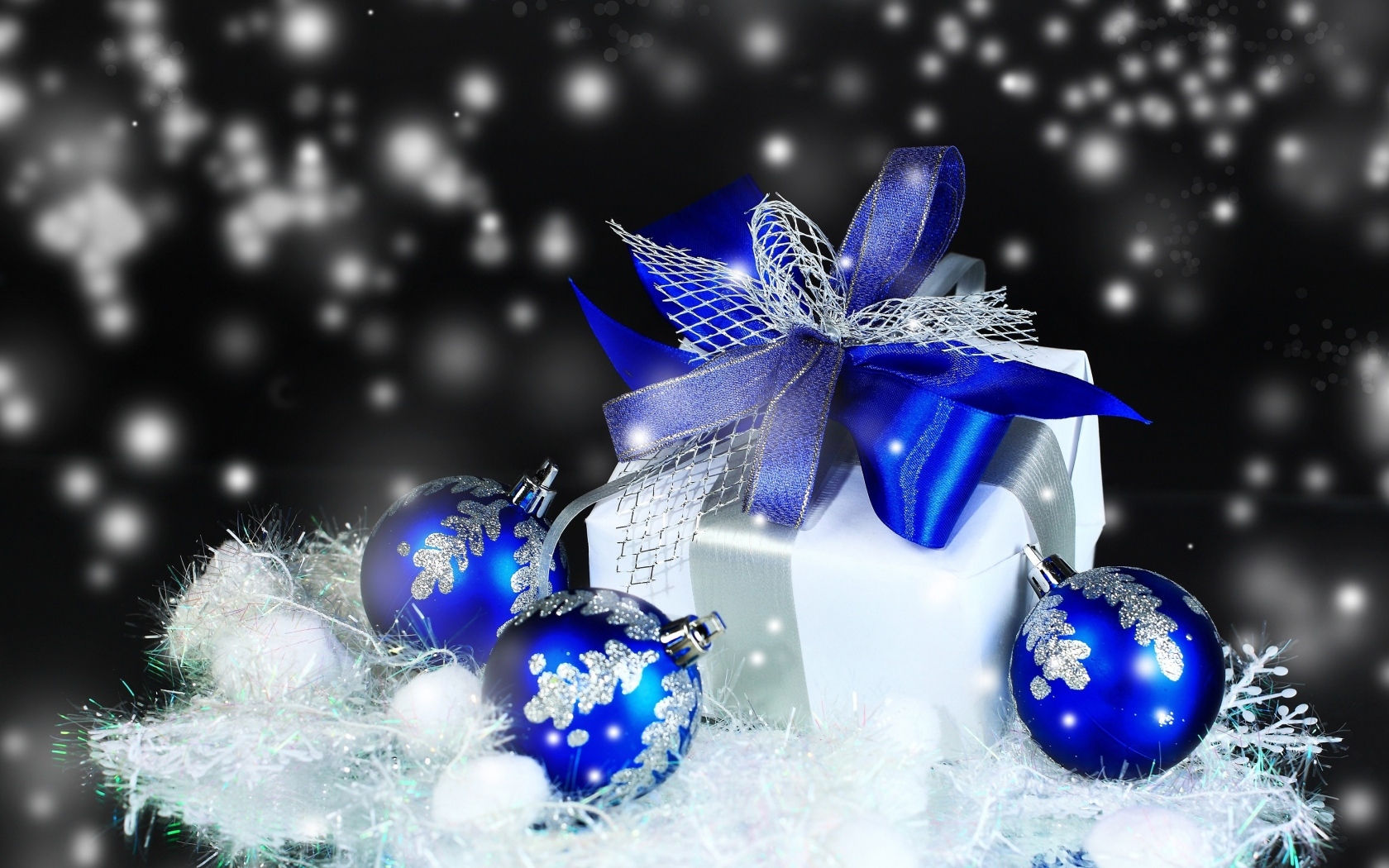 Подарок и красивые синие шарики на новый год 2024