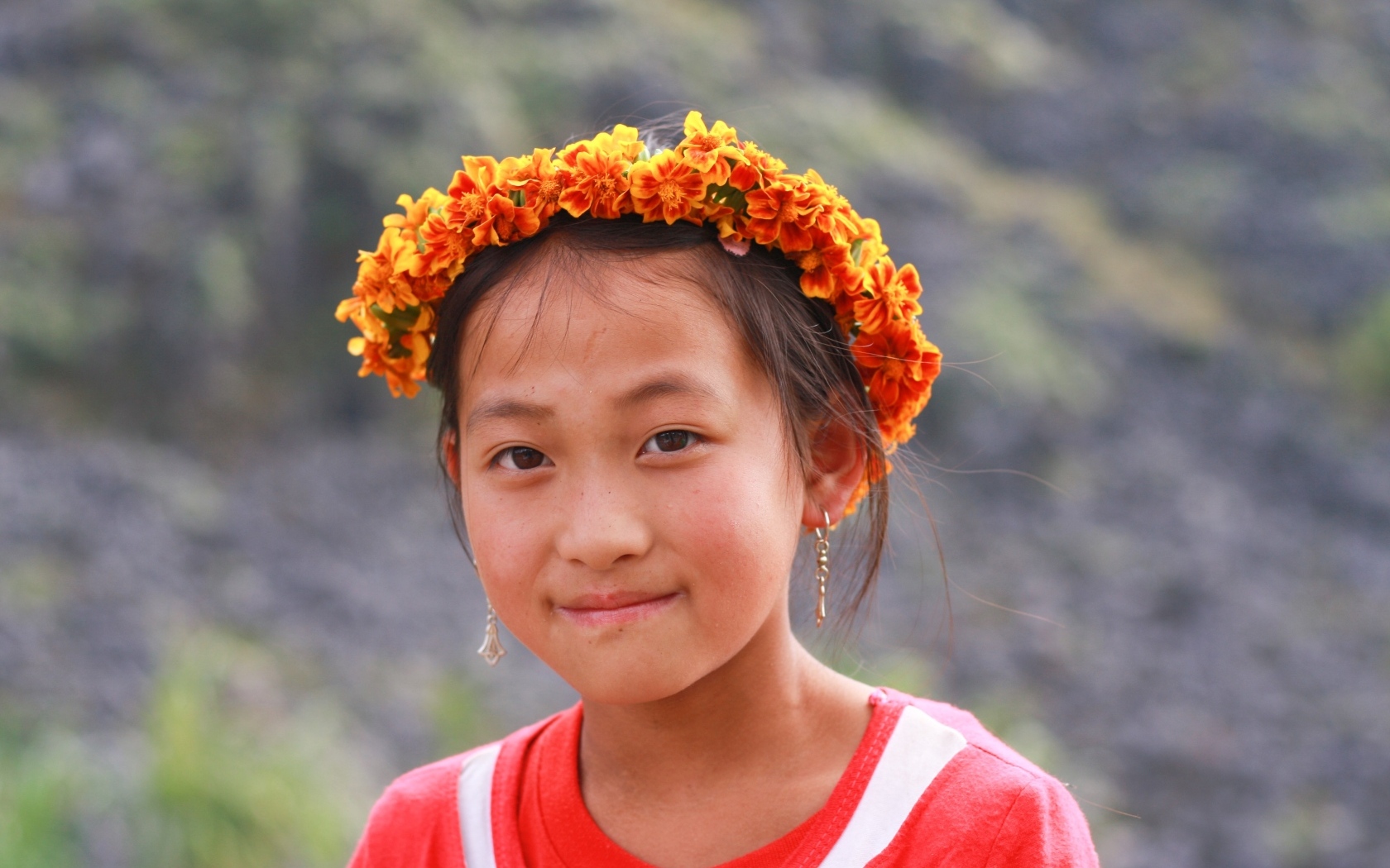 Девочка азиатка в венке на голове