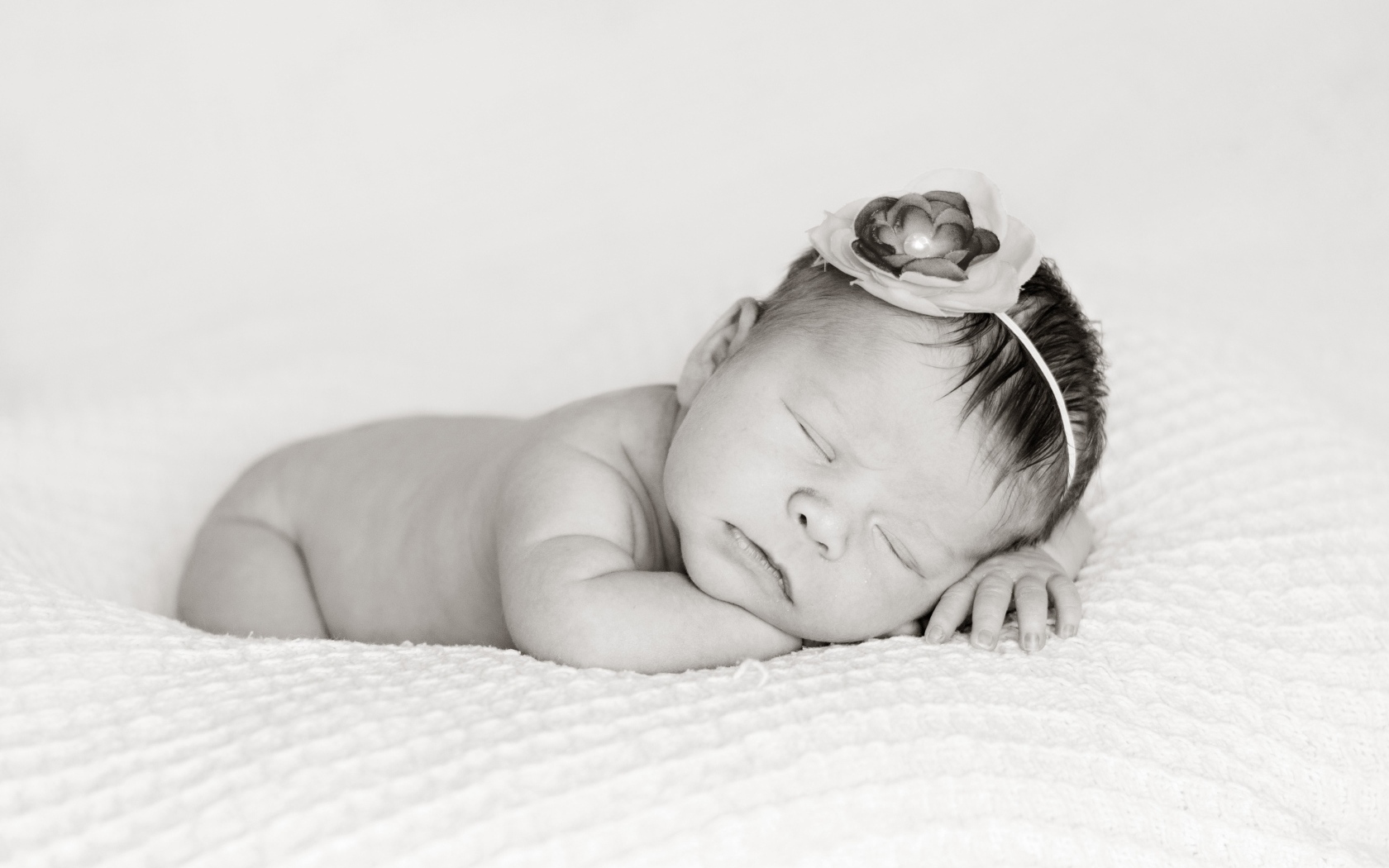 Черно белое фото спящего новорожденного ребенка