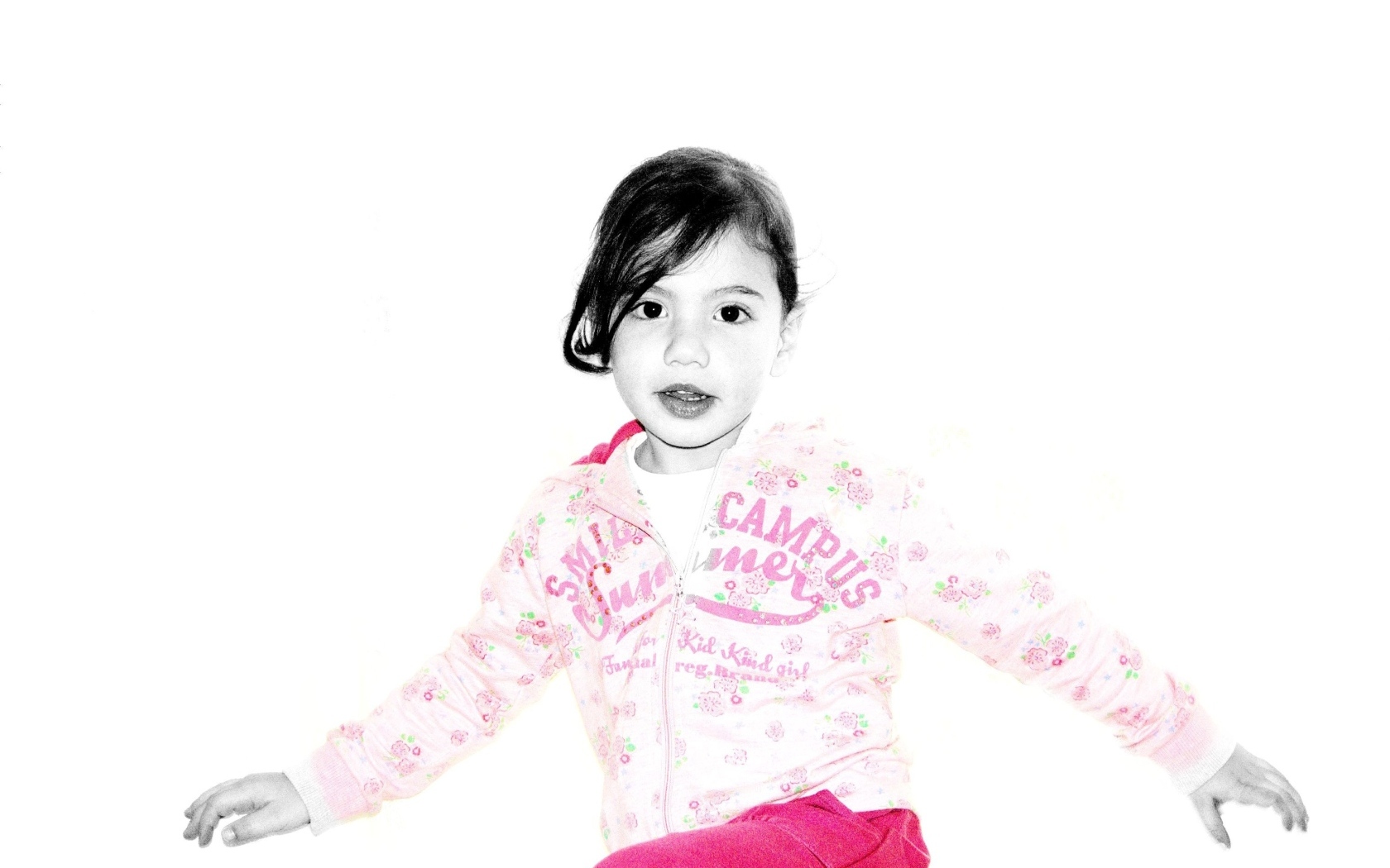 Кареглазая девочка в костюме на белом фоне