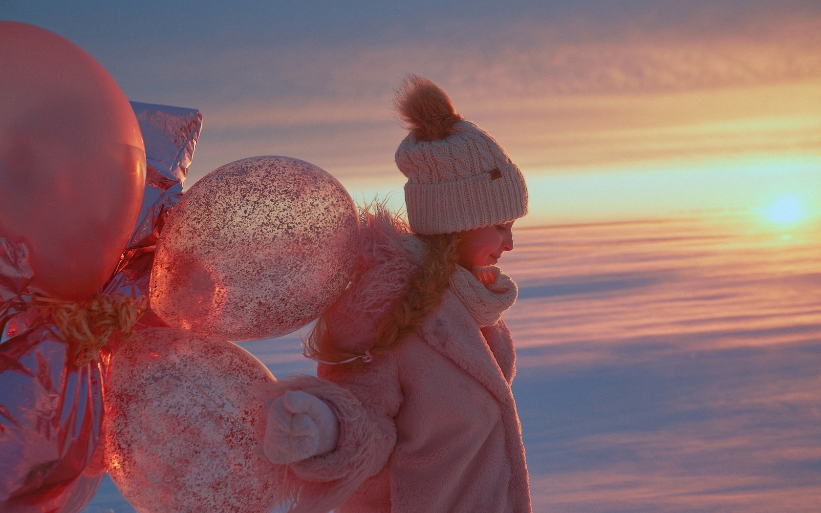 Девочка с шариками зимой