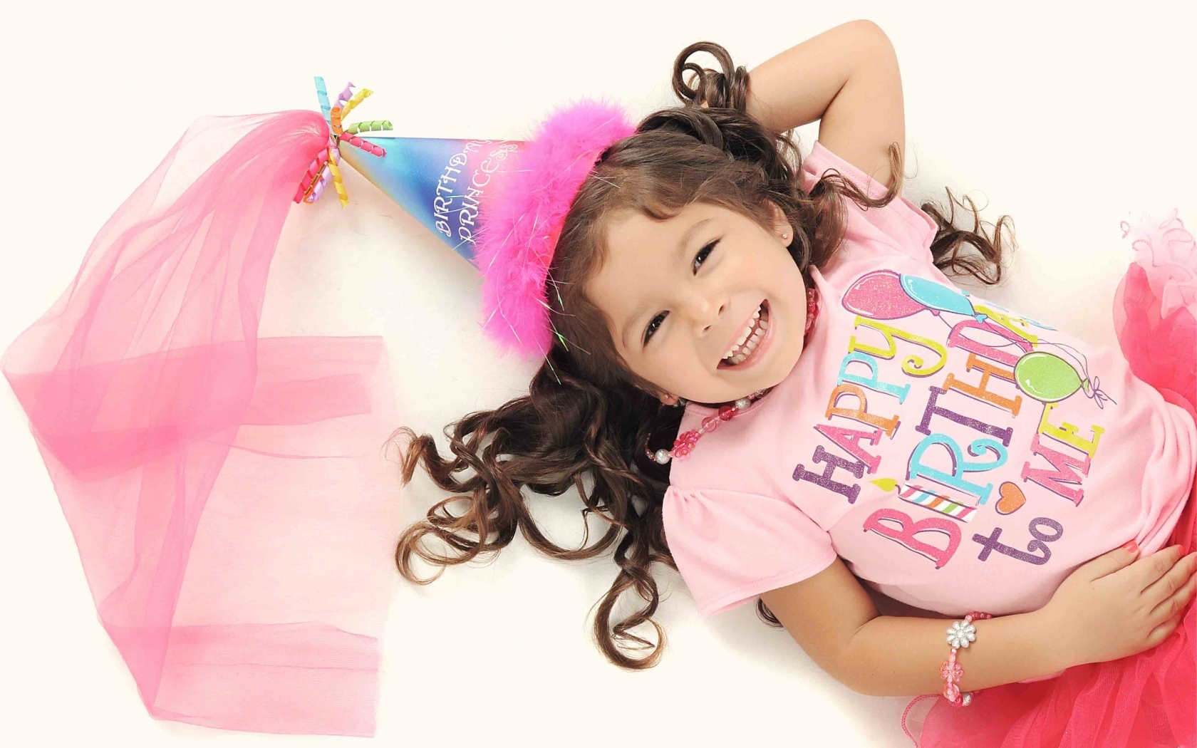 Счастливая маленькая девочка в костюме на день рождения