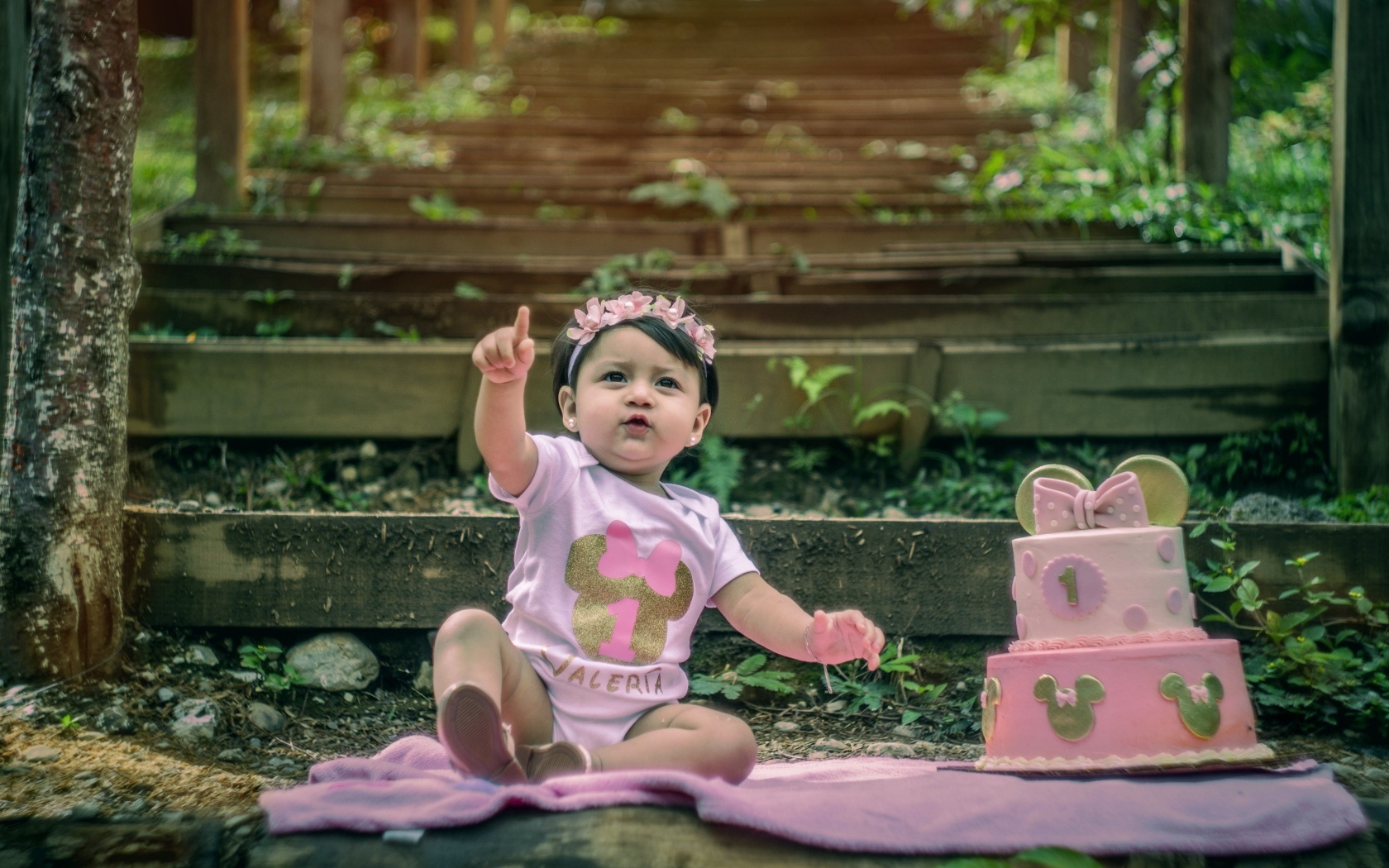 Маленькая девочка именинница с тортом