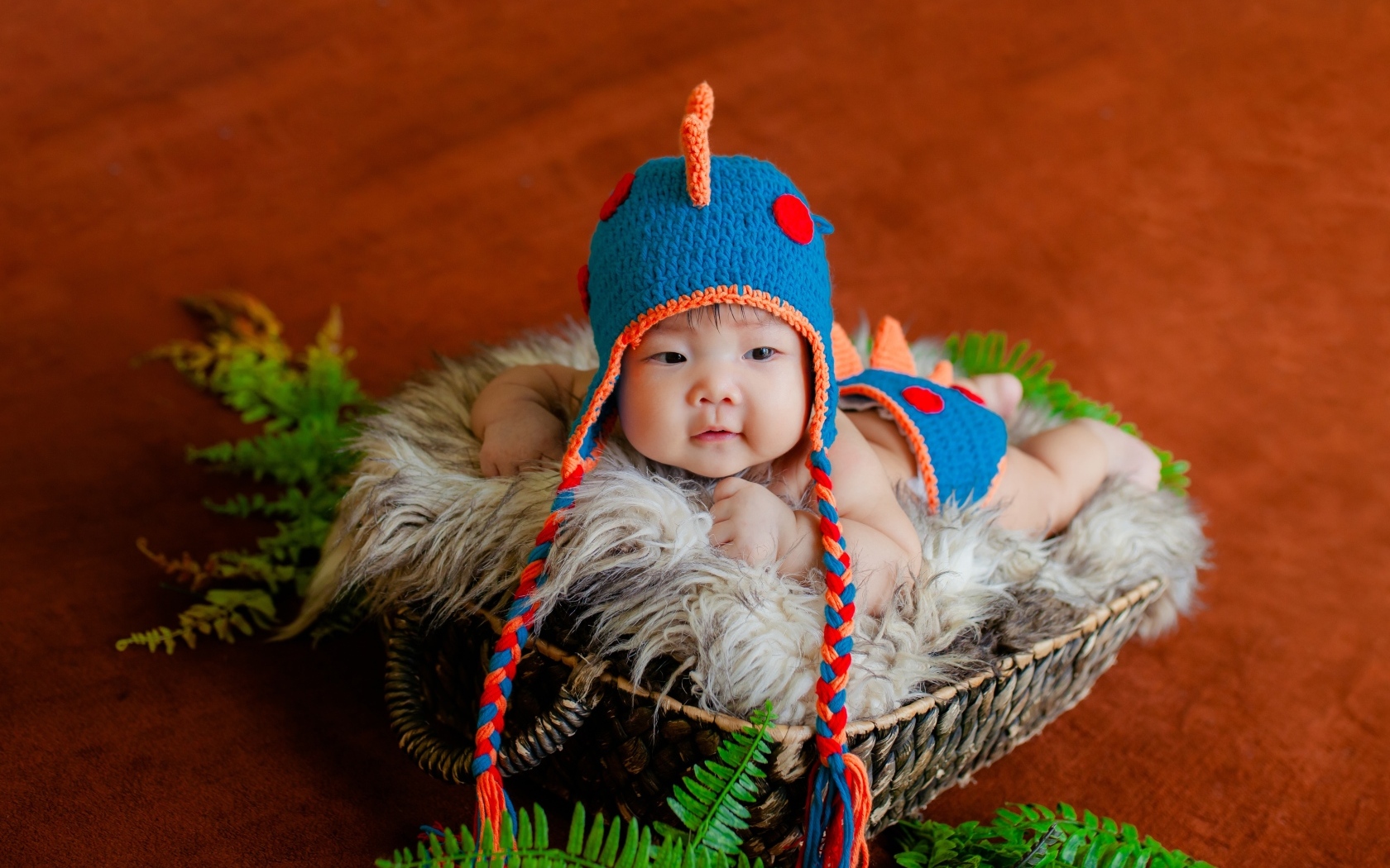 Маленький ребенок в смешной вязаной шапке