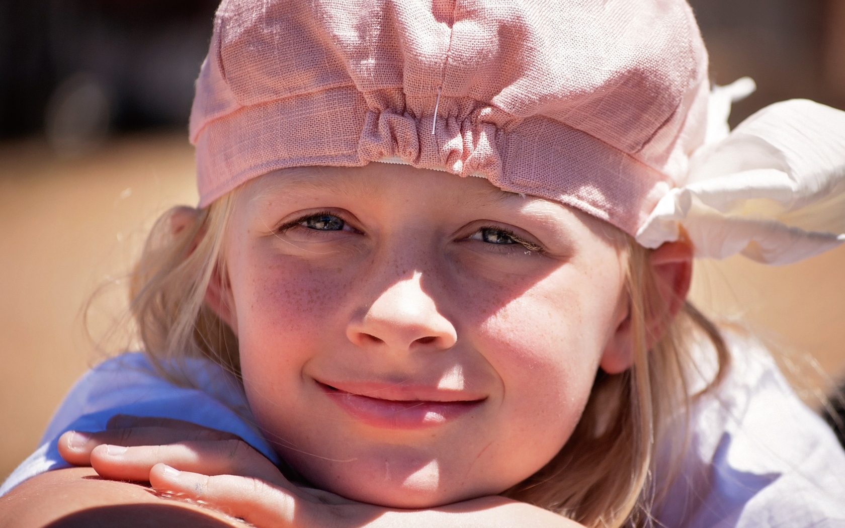 Маленькая девочка в розовой шапке