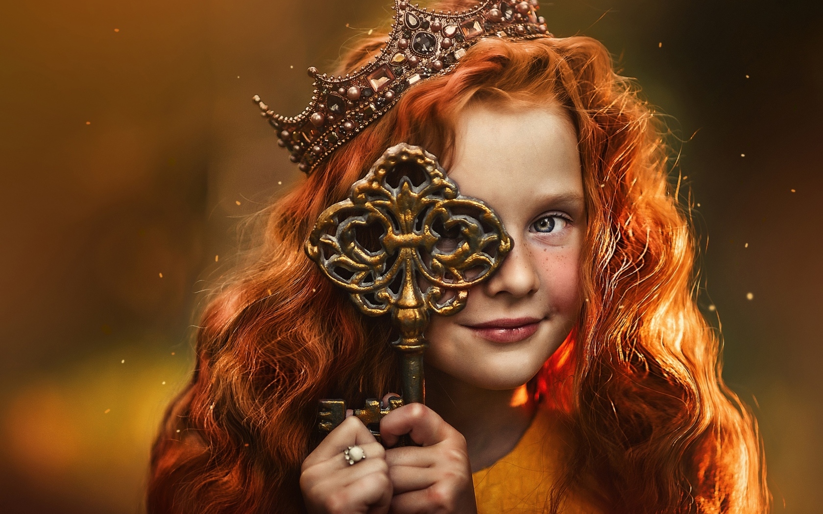 Рыжеволосая девочка с большим ключом