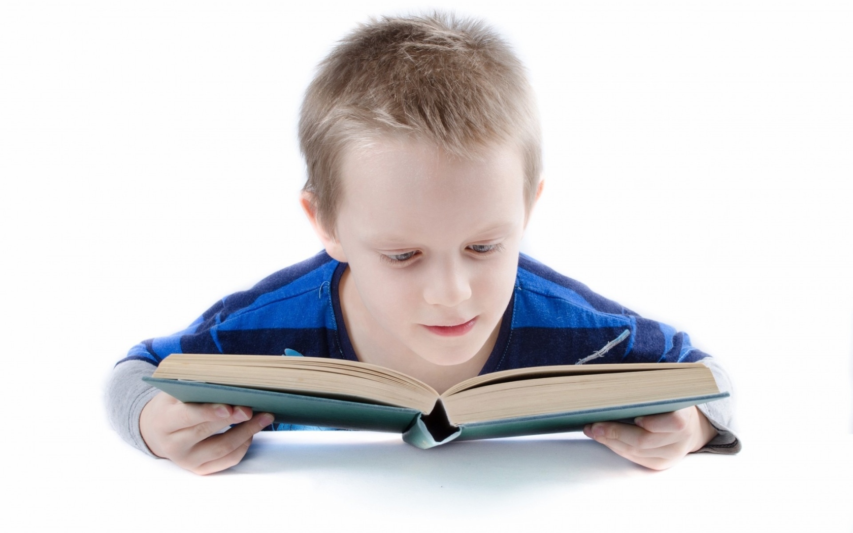 Школьник читает книгу на белом фоне