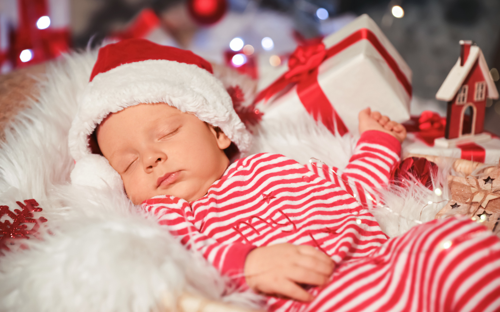 Спящий младенец в новогоднем костюме