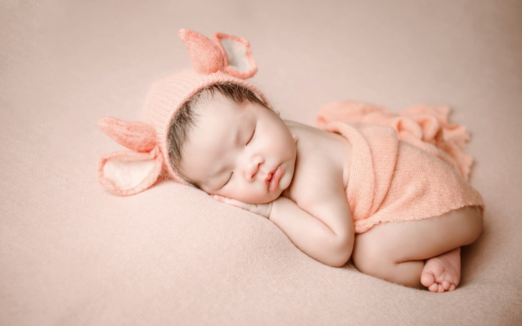 Спящий ребенок в милом костюме