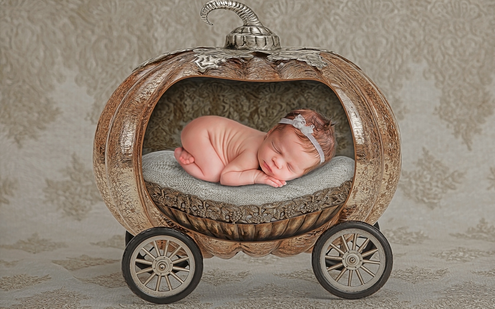 Спящий ребенок в игрушечной карете