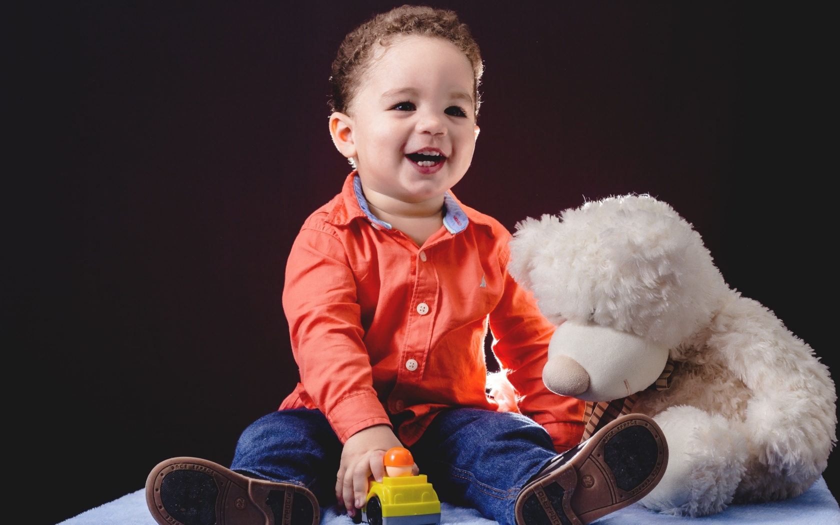 Улыбающийся мальчик с игрушечным медведем