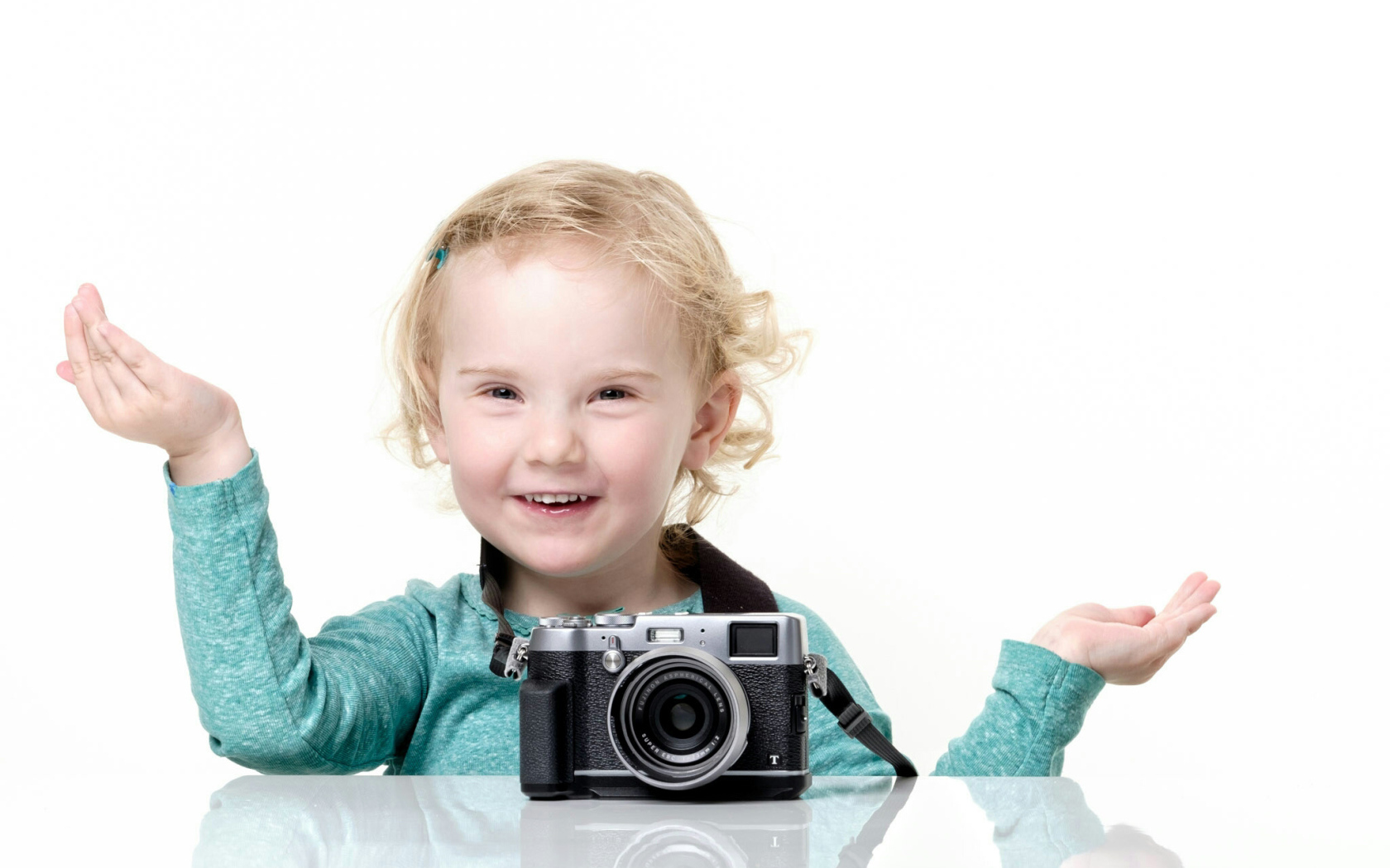 Улыбающаяся девочка с фотоаппаратом 