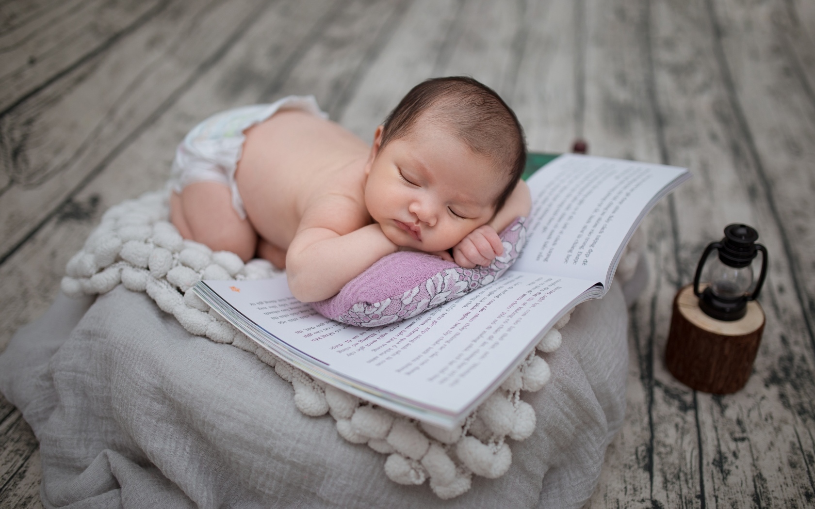 Сладкий сон малыша с книгой