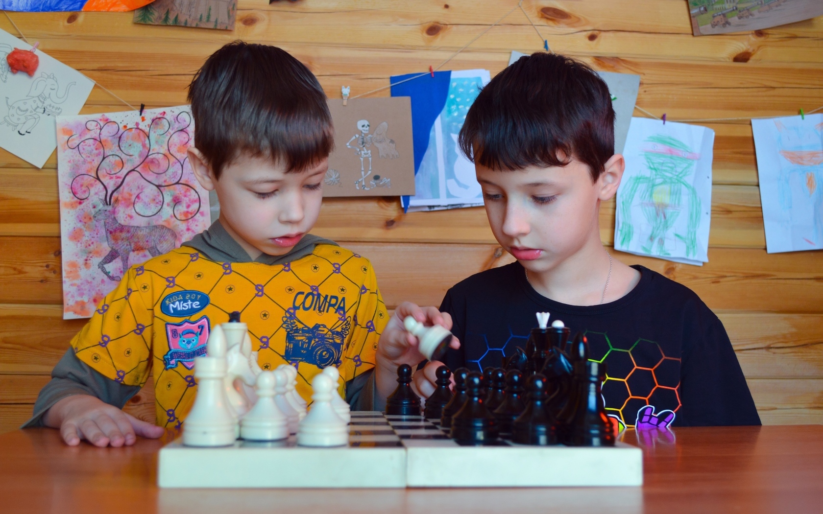 Два школьника играют в шахматы