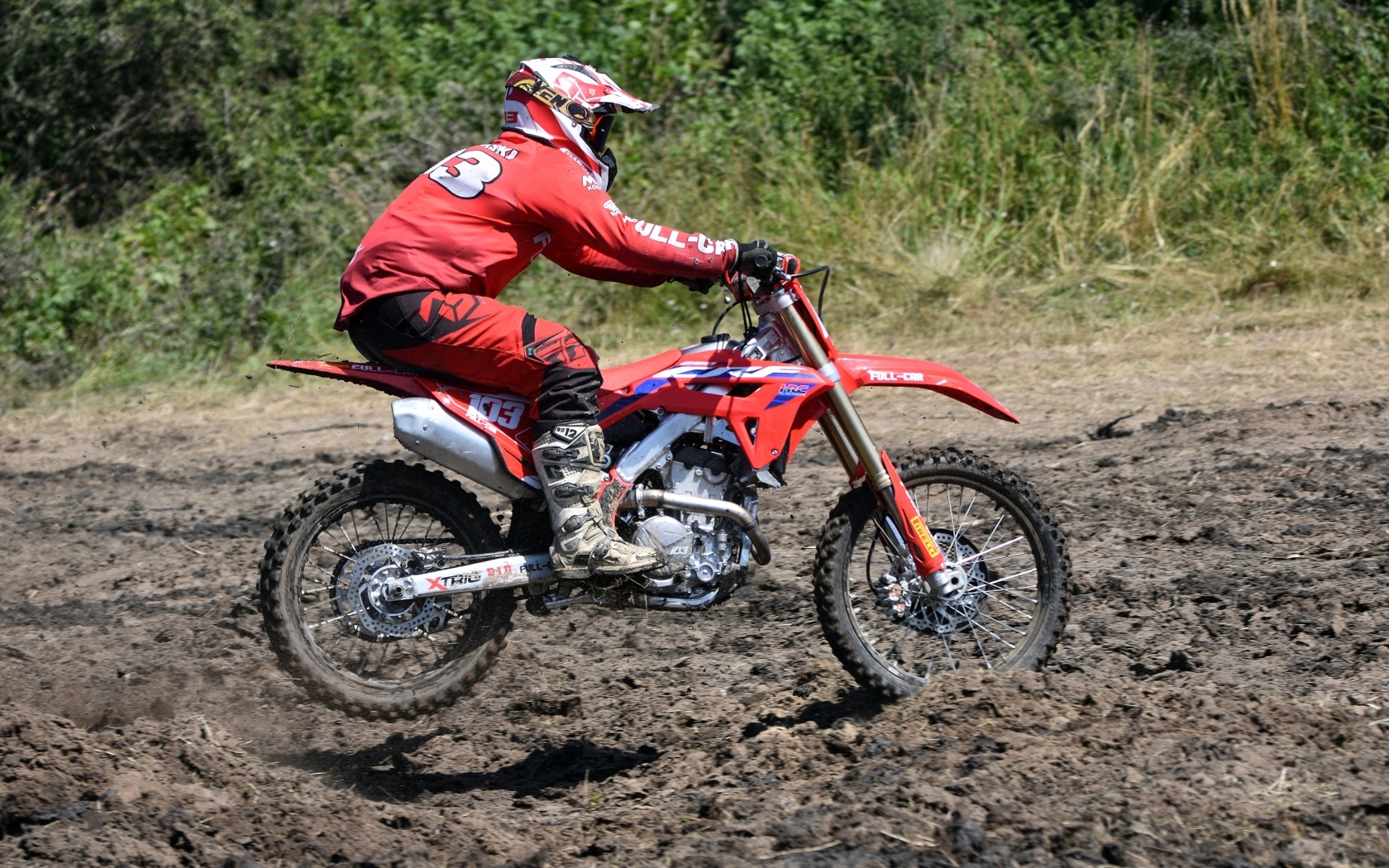 Мужчина на мотоцикле едет по бездорожью