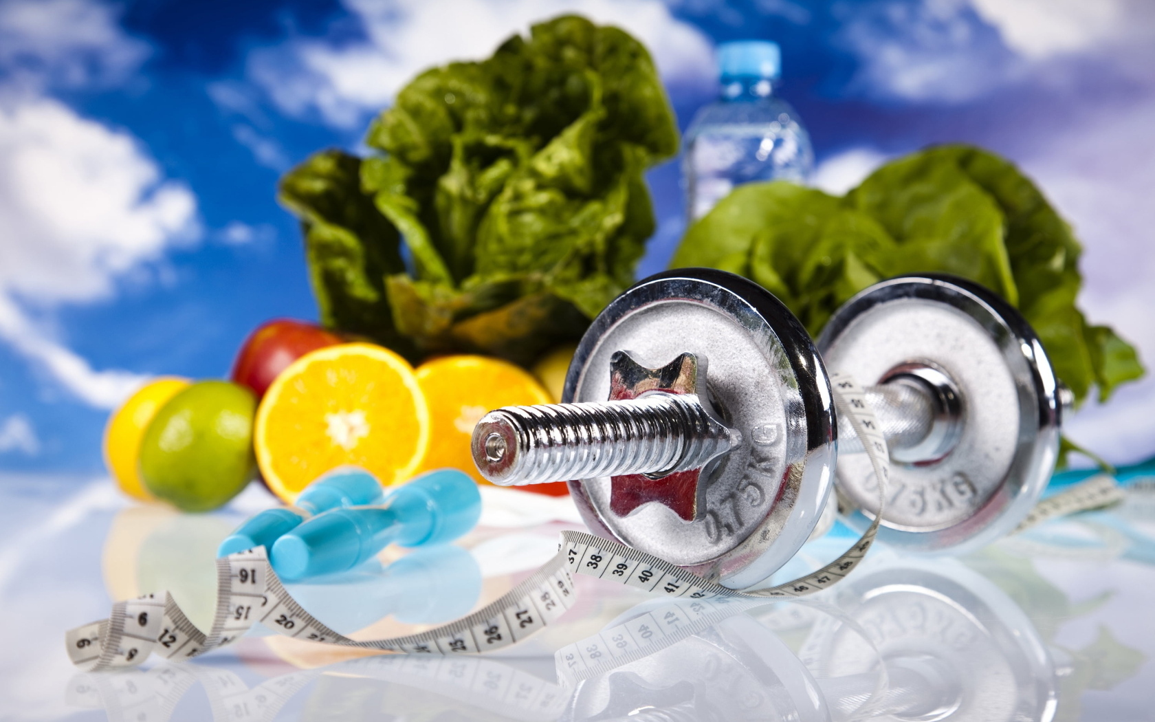 Гантели с фруктами и сантиметром