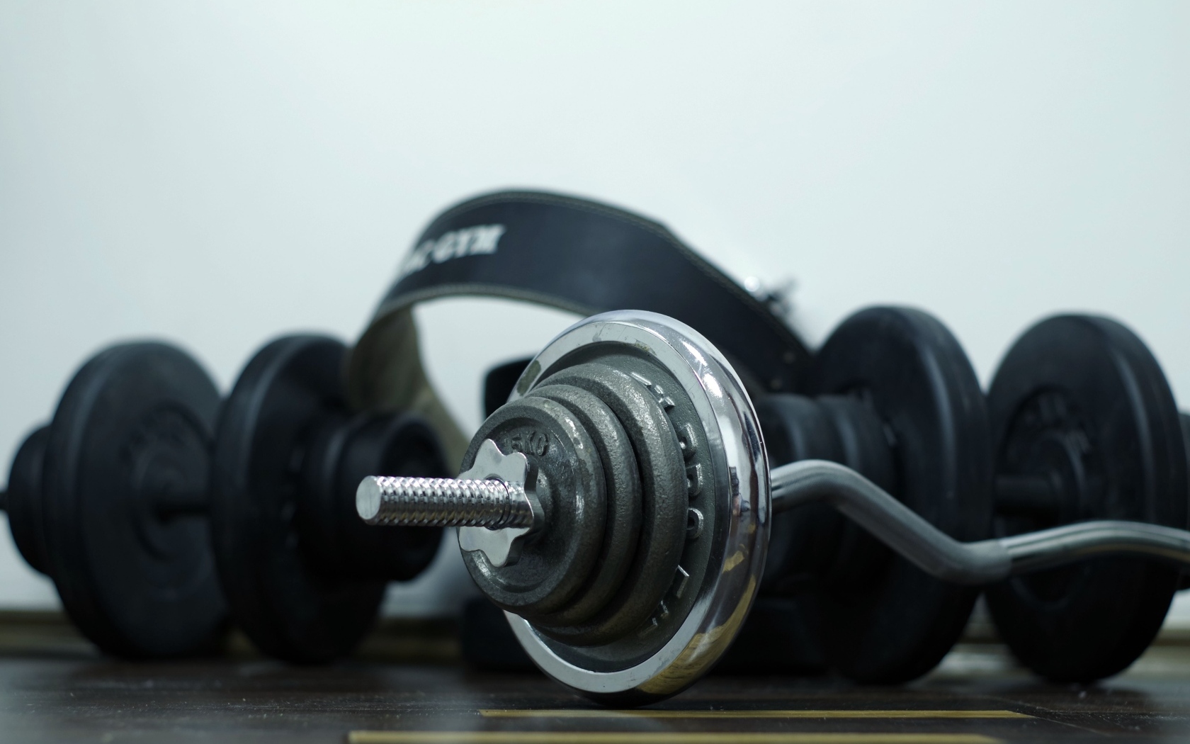 Тяжелые гантели для занятий спортом