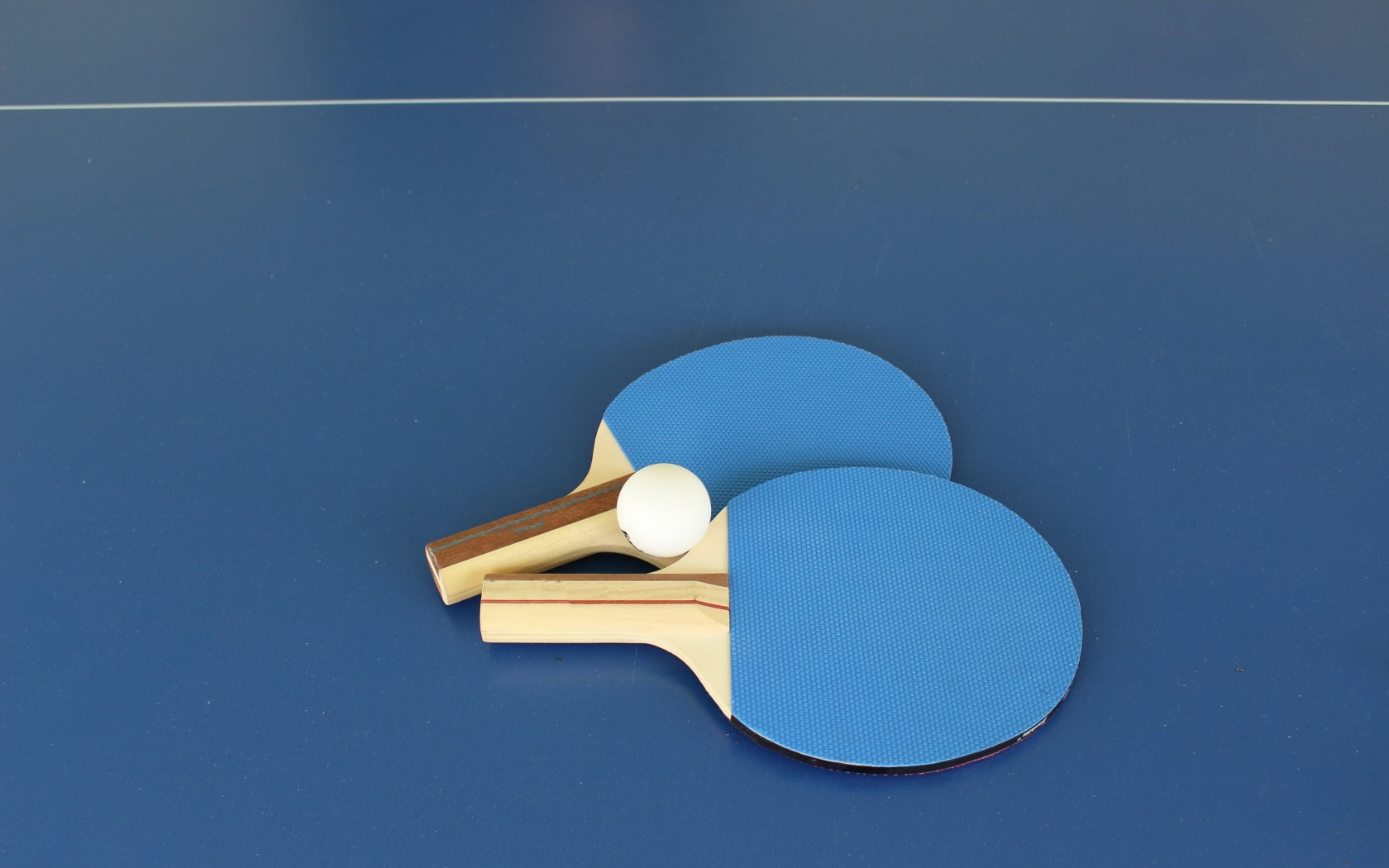 Две ракетки и мяч для настольного тенниса