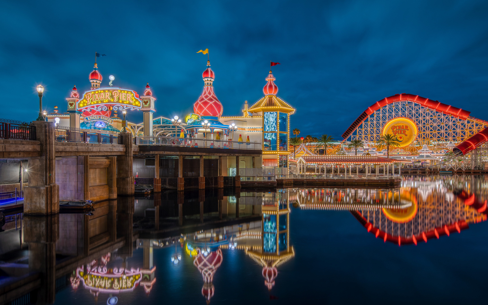 Красивая территория парка Пиксар Пир