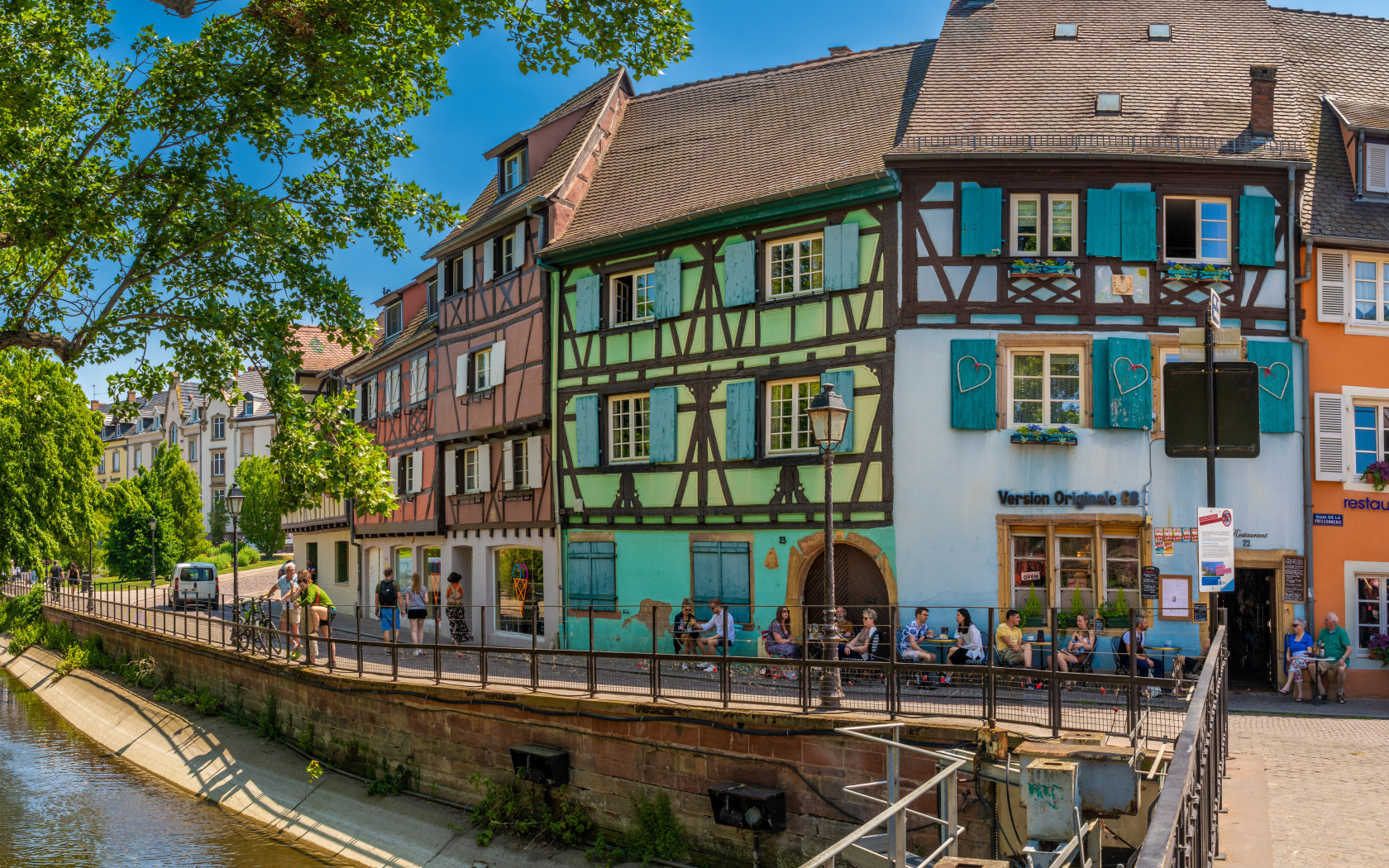 Красивые разноцветные дома у водного канала, Франция