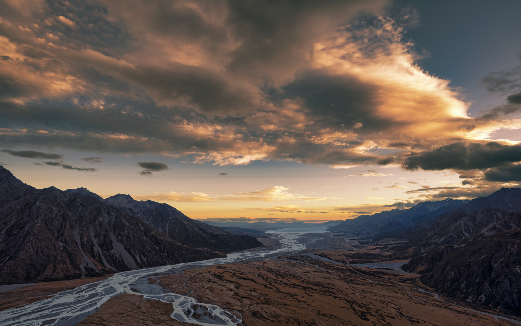 Побережье под грозовым небом  в горах, Новая Зеландия