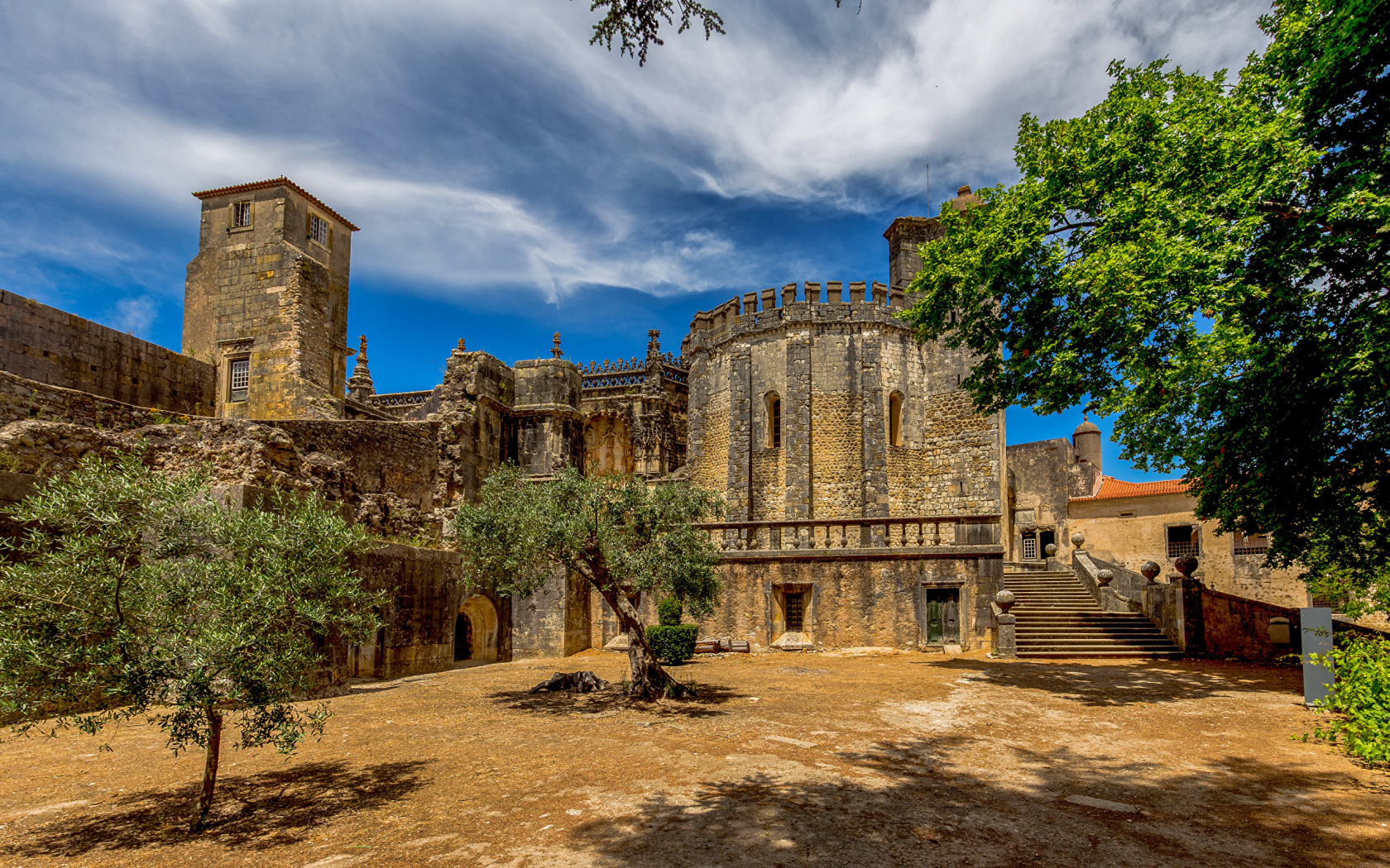 Старинный замок летом, Португалия