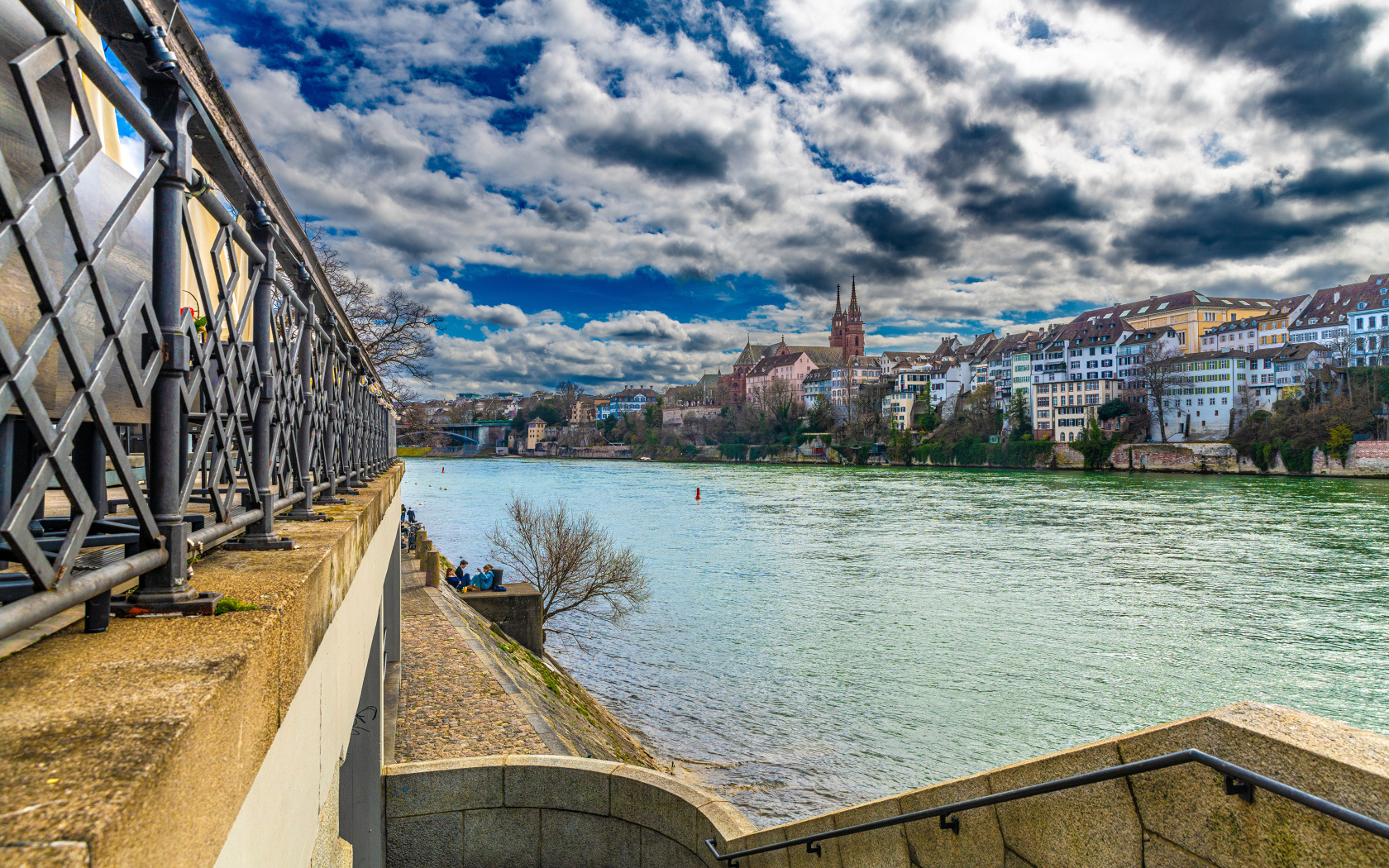 Красивый вид на старую набережную у реки, Швейцария