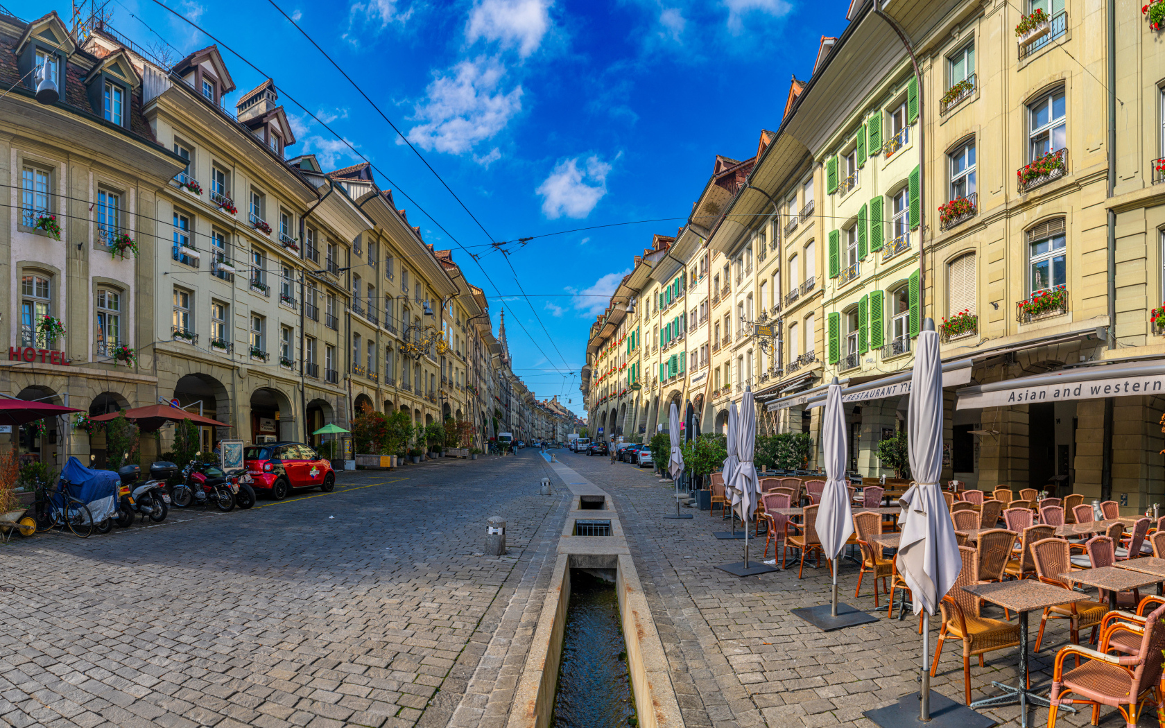 Вид на дома на улице в городе Берн, Швейцария 