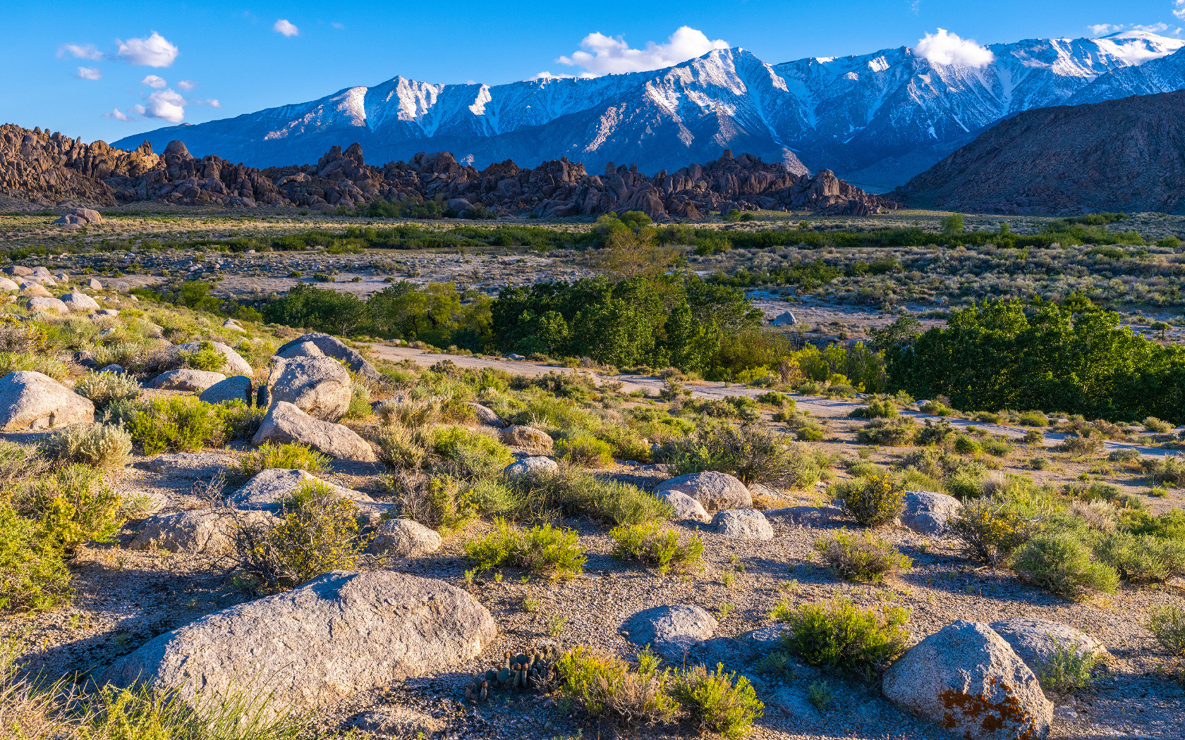 Вид на горы под голубым небом, Калифорния США
